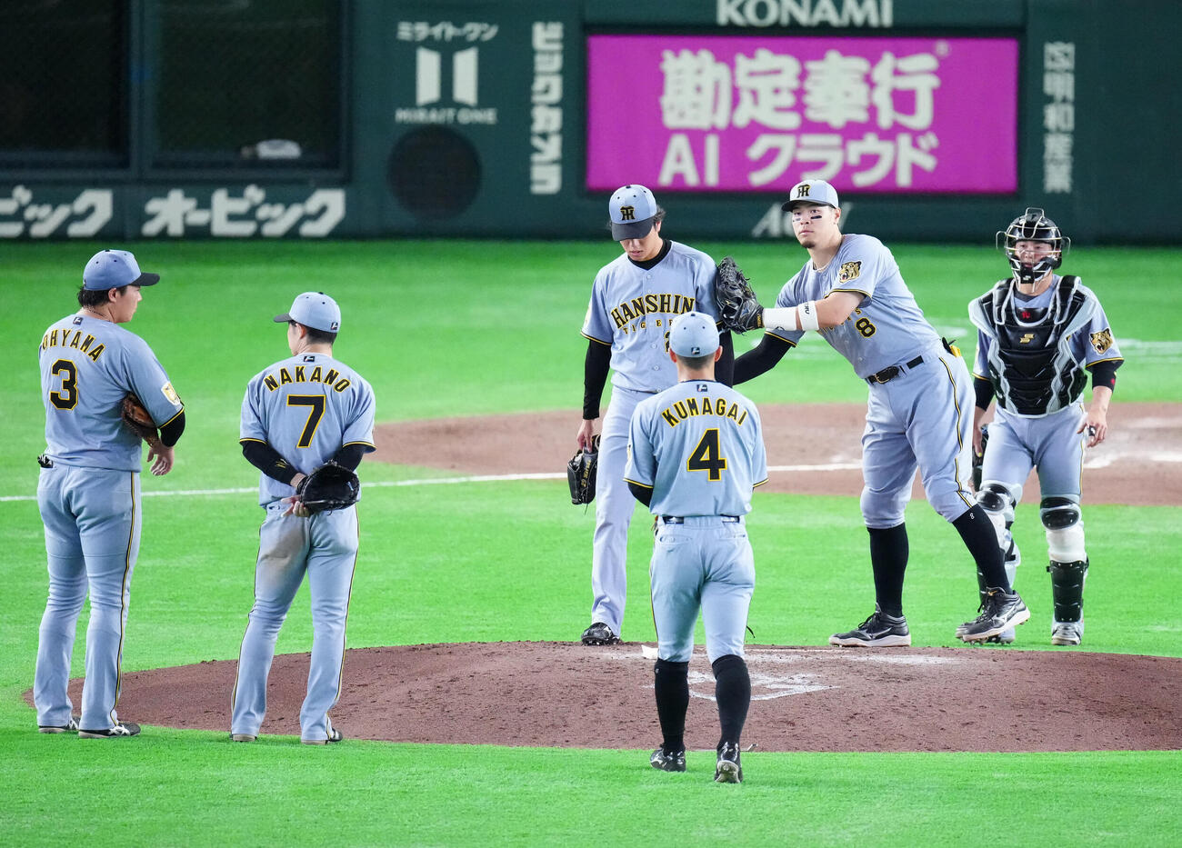 巨人対阪神　7回裏巨人2死満塁、代打坂本勇人に3点適時二塁打を浴び、佐藤輝明（左から5人目）に声をかけられる高橋遥人（撮影・江口和貴）