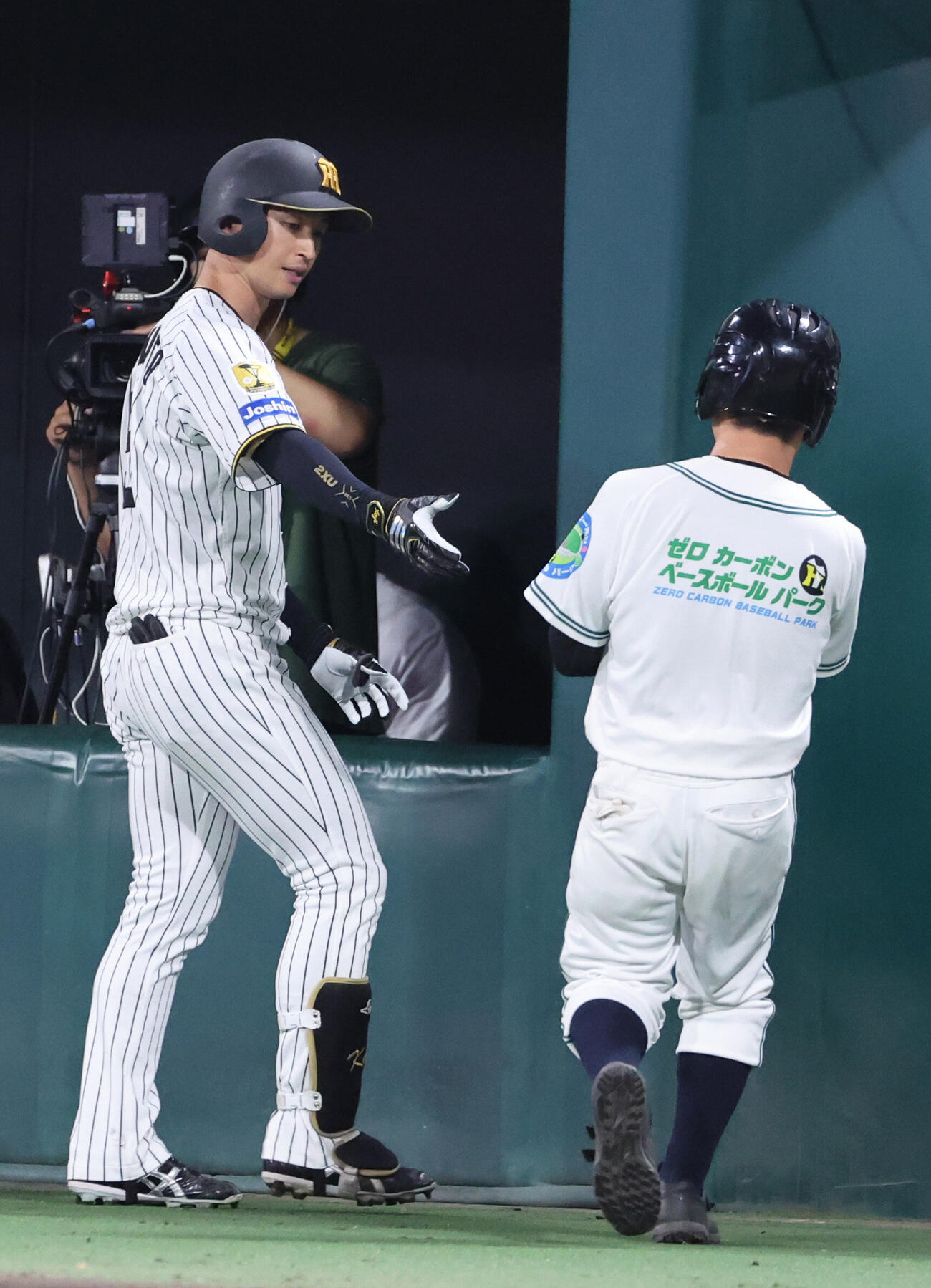 阪神対広島　6回裏阪神2死、近本光司は一ゴロに倒れ、ボールボーイからバットを受け取りベンチに引き揚げる（撮影・西尾就之）