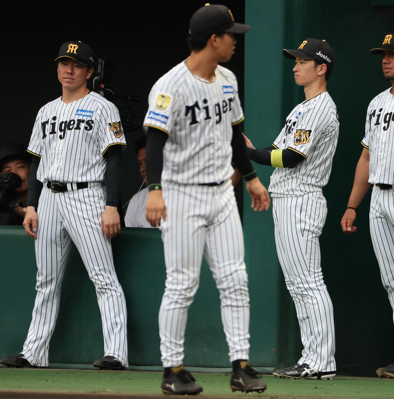 阪神対広島　2回の守備を終えたナインをベンチ前で迎える阪神近本光司（撮影・西尾就之）