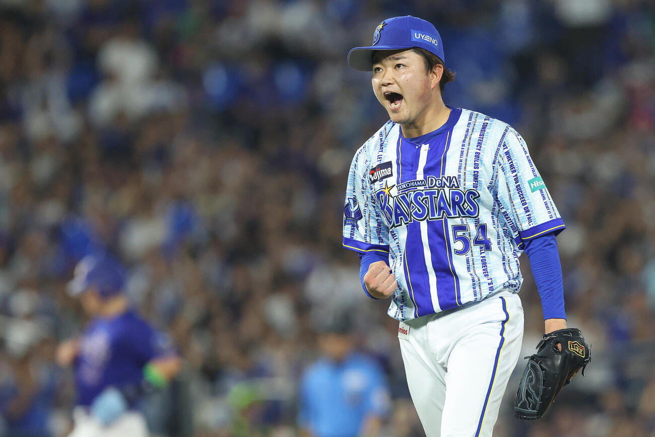 DeNA対中日　7回表中日2死一、二塁、石川昂弥を投ゴロに抑えガッツポーズする石田裕太郎（撮影・河田真司）
