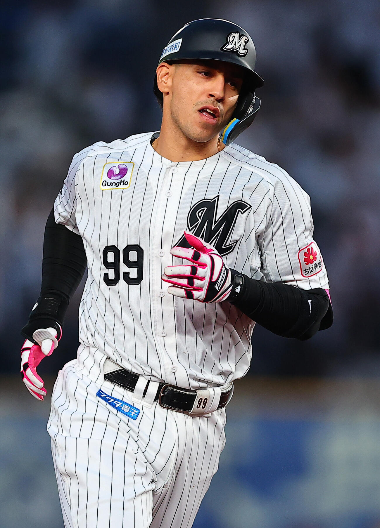 ロッテ対日本ハム　3回裏ロッテ2死、本塁打を放三塁に向かうネフタリ・ソト（撮影・野上伸悟）