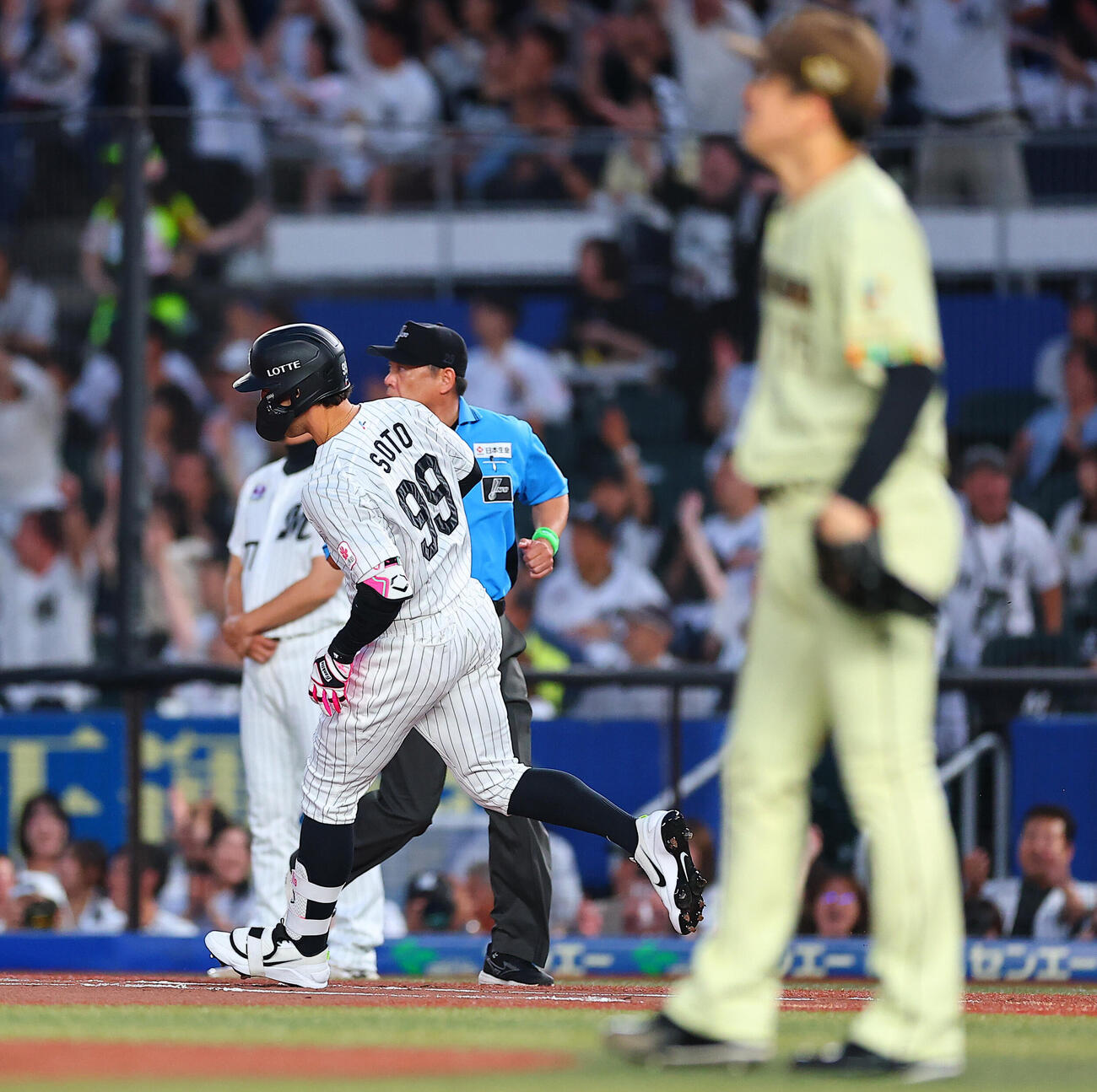 ロッテ対日本ハム　3回裏ロッテ2死、北山亘基から本塁打を放つネフタリ・ソト（撮影・野上伸悟）