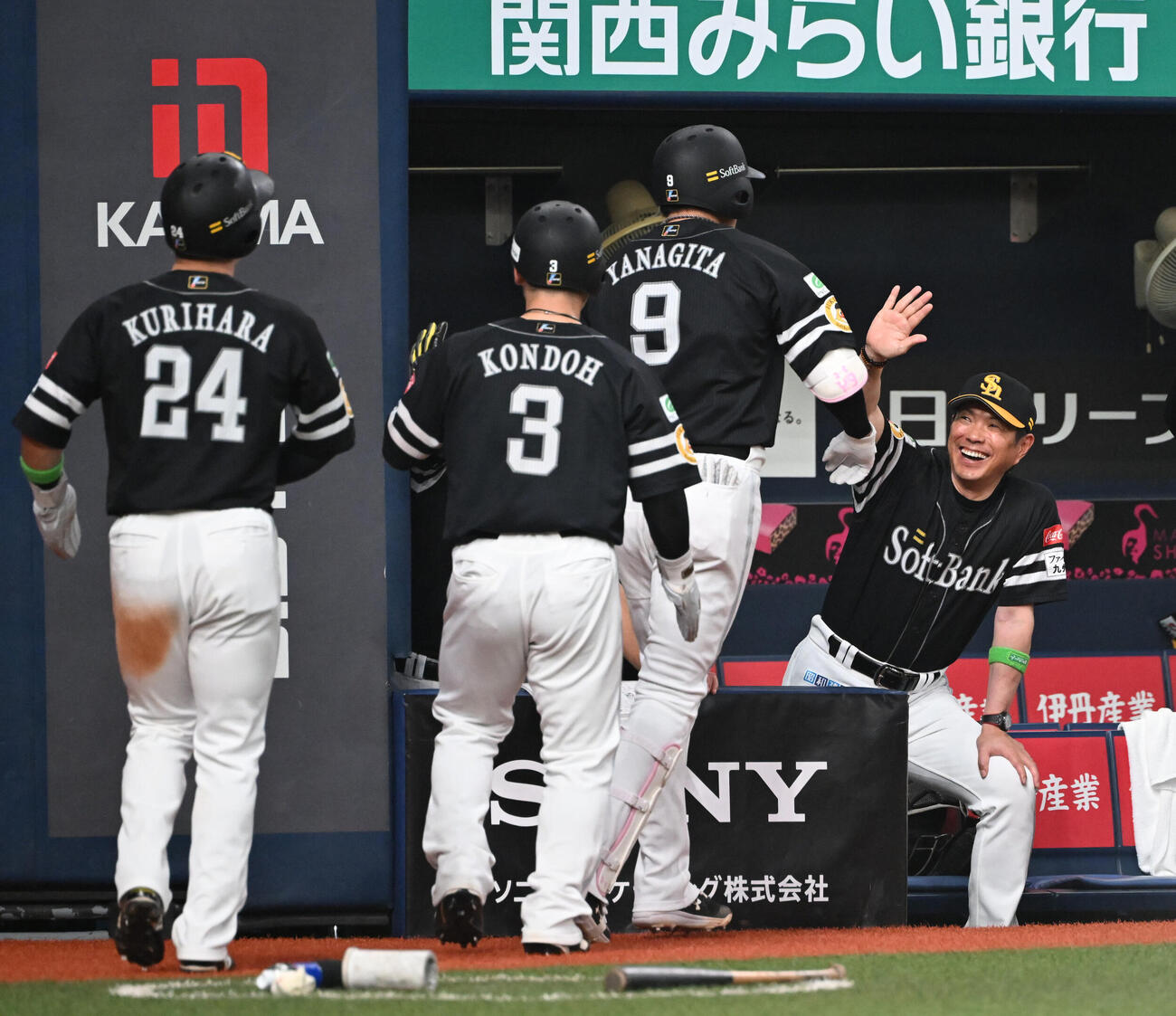 オリックス対ソフトバンク　7回表ソフトバンク2死二、三塁、右中間に3点本塁打を放った柳田悠岐を迎える小久保裕紀監督（右）（撮影・和賀正仁）＝2026年7月7日、京セラ　