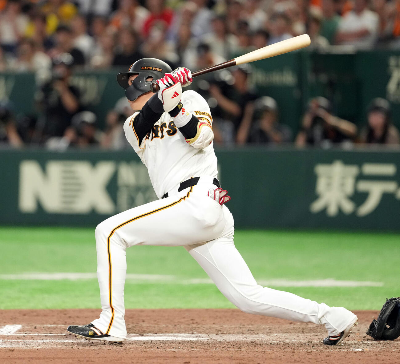 巨人対阪神　7回裏巨人2死満塁、中越えに3点適時二塁打を放つ坂本勇人（撮影・たえ見朱実）