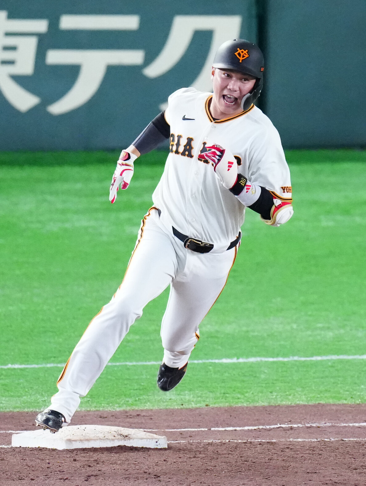 巨人対阪神　7回裏巨人2死満塁、3点適時二塁打を放ち二塁へ向かう代打坂本勇人（撮影・江口和貴）