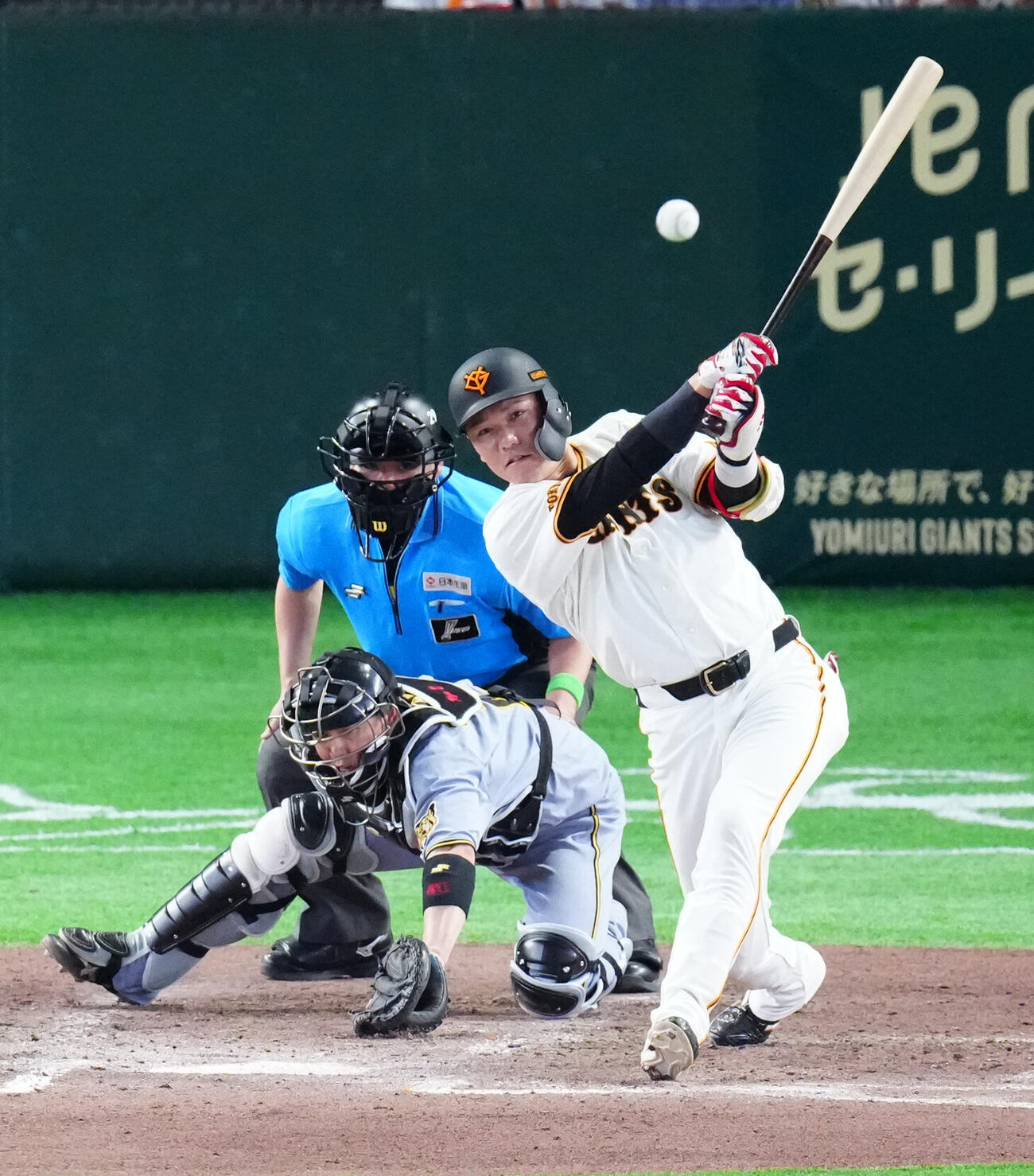 巨人対阪神　7回裏巨人2死満塁、逆転の3点適時二塁打を放つ代打坂本勇人（撮影・江口和貴）