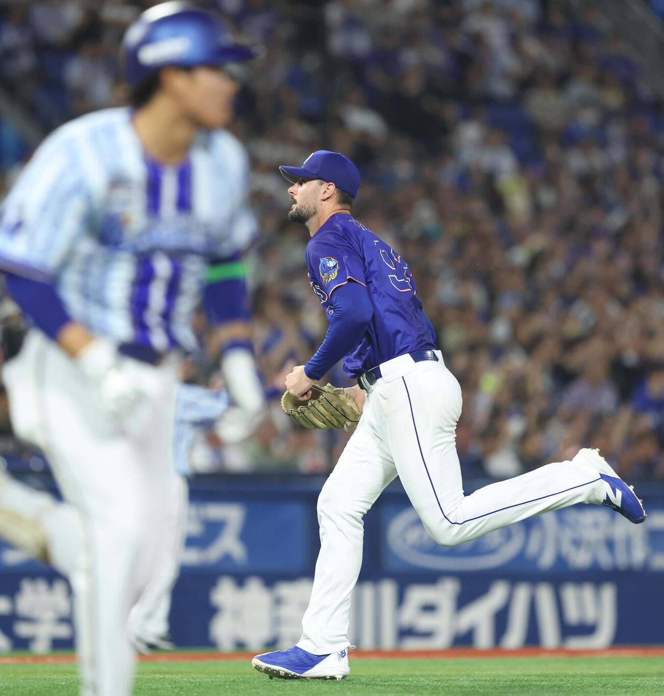DeNA対中日　4回裏DeNA1死一、二塁、宮下朝陽に中前打を浴びるマラー（撮影・河田真司）
