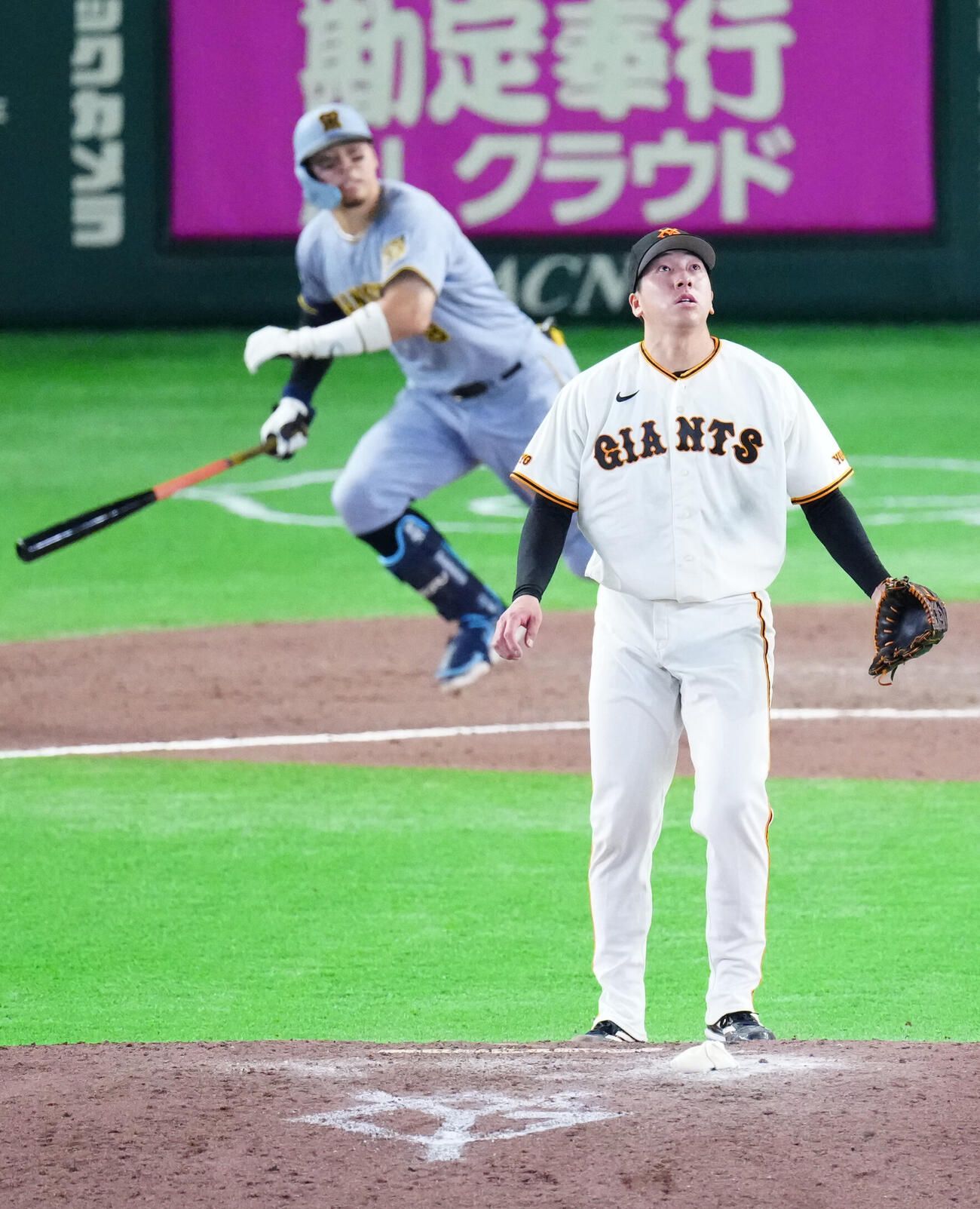 巨人対阪神　8回表阪神1死一、二塁、佐藤輝明（後方）を左飛に仕留める大勢（撮影・江口和貴）