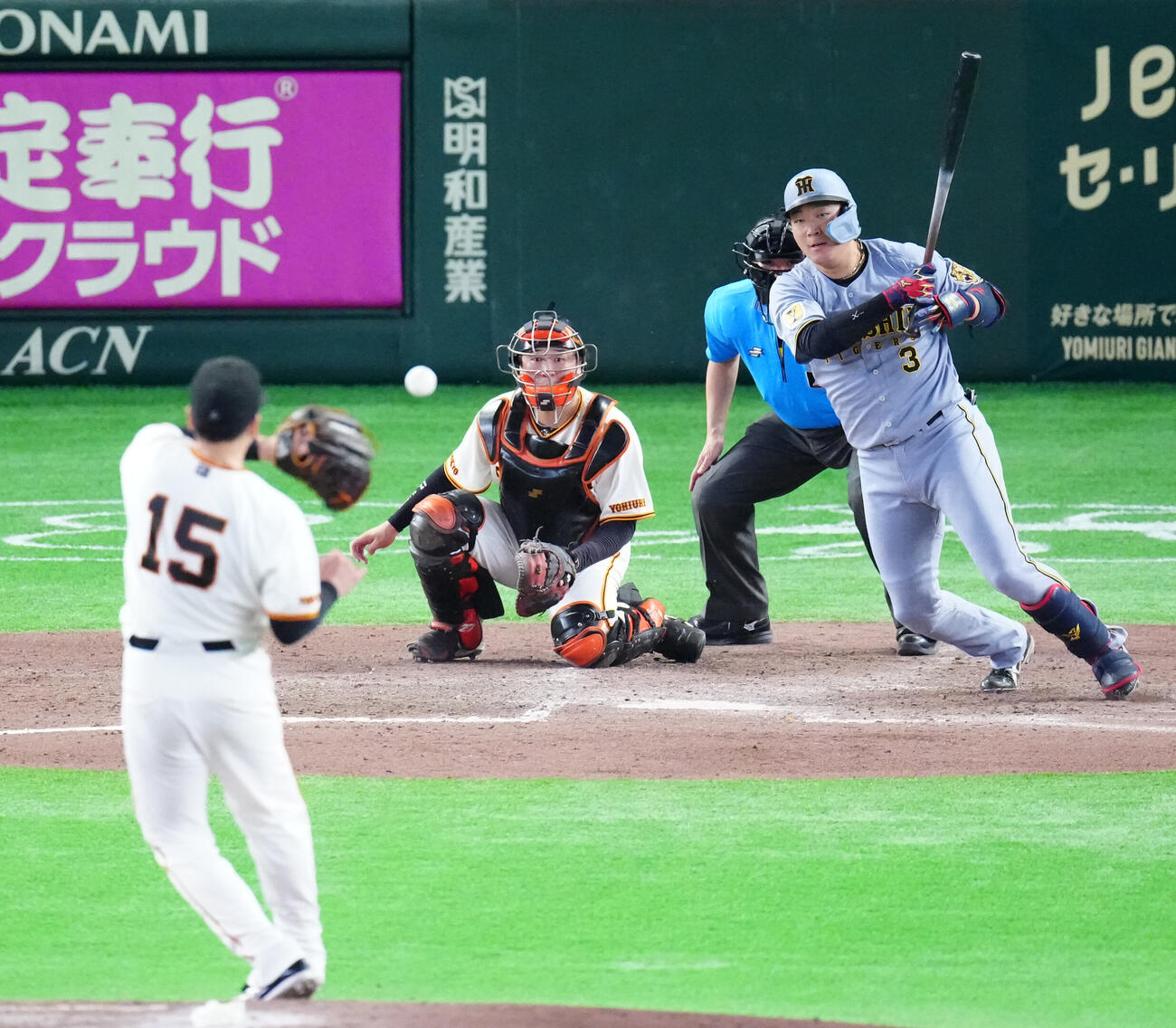 巨人対阪神　8回表阪神2死一、二塁、投ゴロに倒れる大山悠輔。投手大勢（撮影・江口和貴）