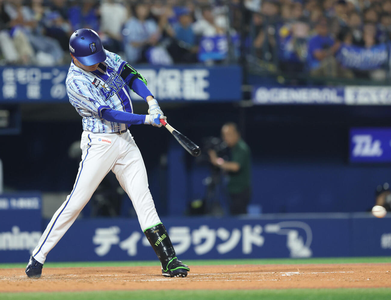 DeNA対中日　4回裏DeNA1死満塁、二ゴロを放つ石田裕太郎（撮影・河田真司）