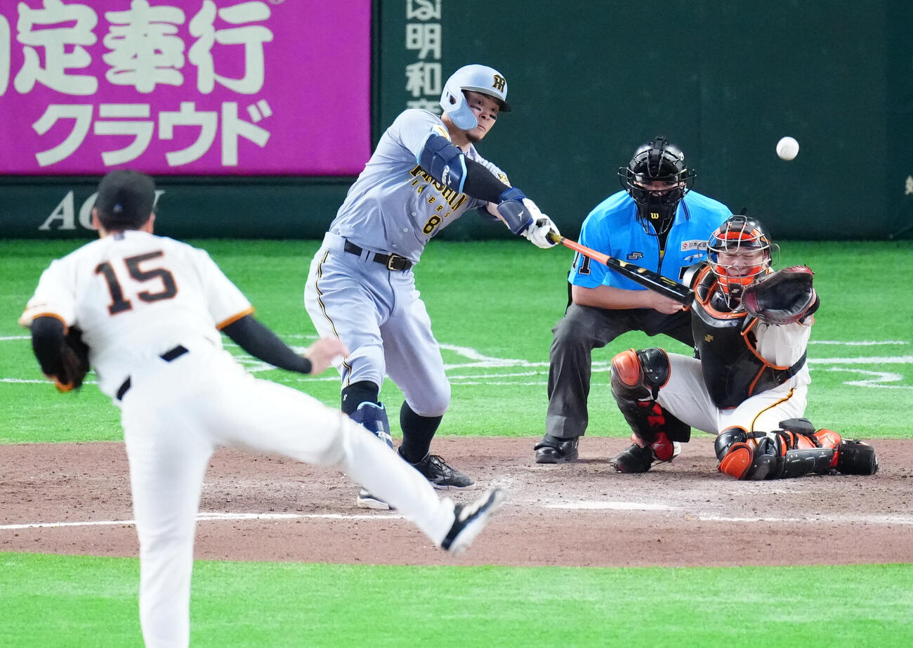 巨人対阪神　8回表阪神1死一、二塁、左飛に倒れる佐藤輝明。投手大勢（撮影・江口和貴）