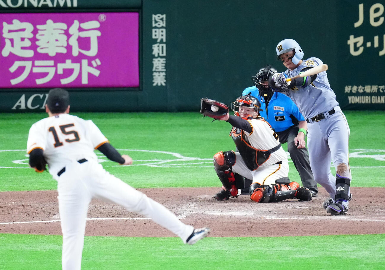 巨人対阪神　8回表阪神無死一、二塁、空振り三振に倒れる森下翔太。投手大勢（撮影・江口和貴）