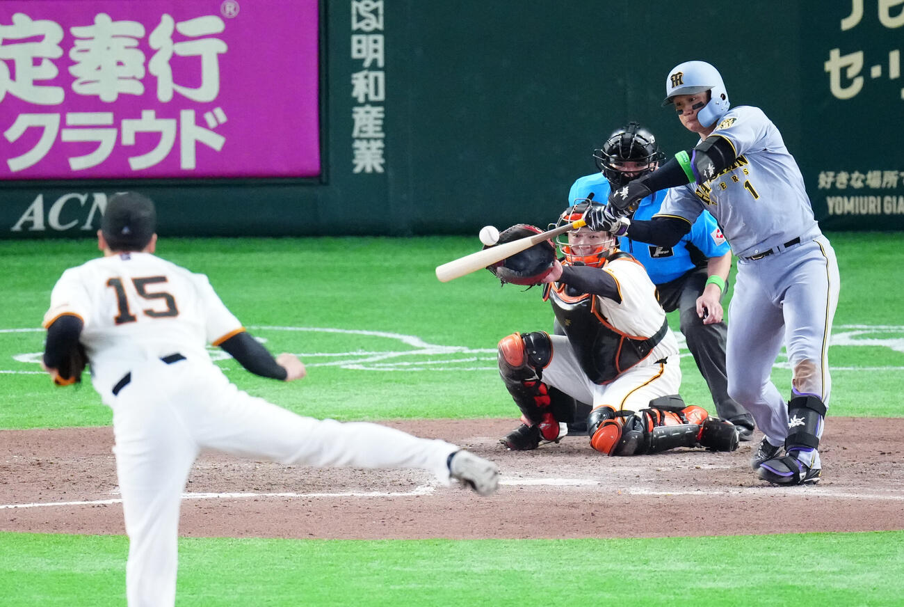 巨人対阪神　8回表阪神無死一、二塁、空振り三振に倒れる森下翔太。投手大勢（撮影・江口和貴）