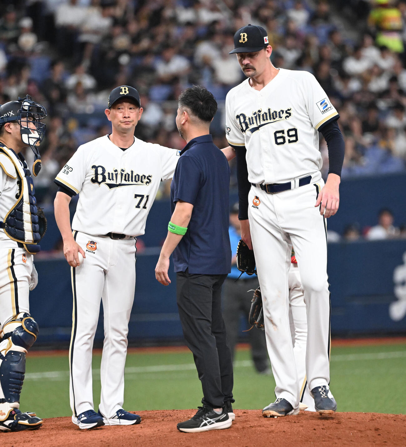 オリックス対ソフトバンク　3回、逆転を許しジェリーの降板を告げるオリックス岸田護監督（撮影・和賀正仁）＝2026年7月7日、京セラ　