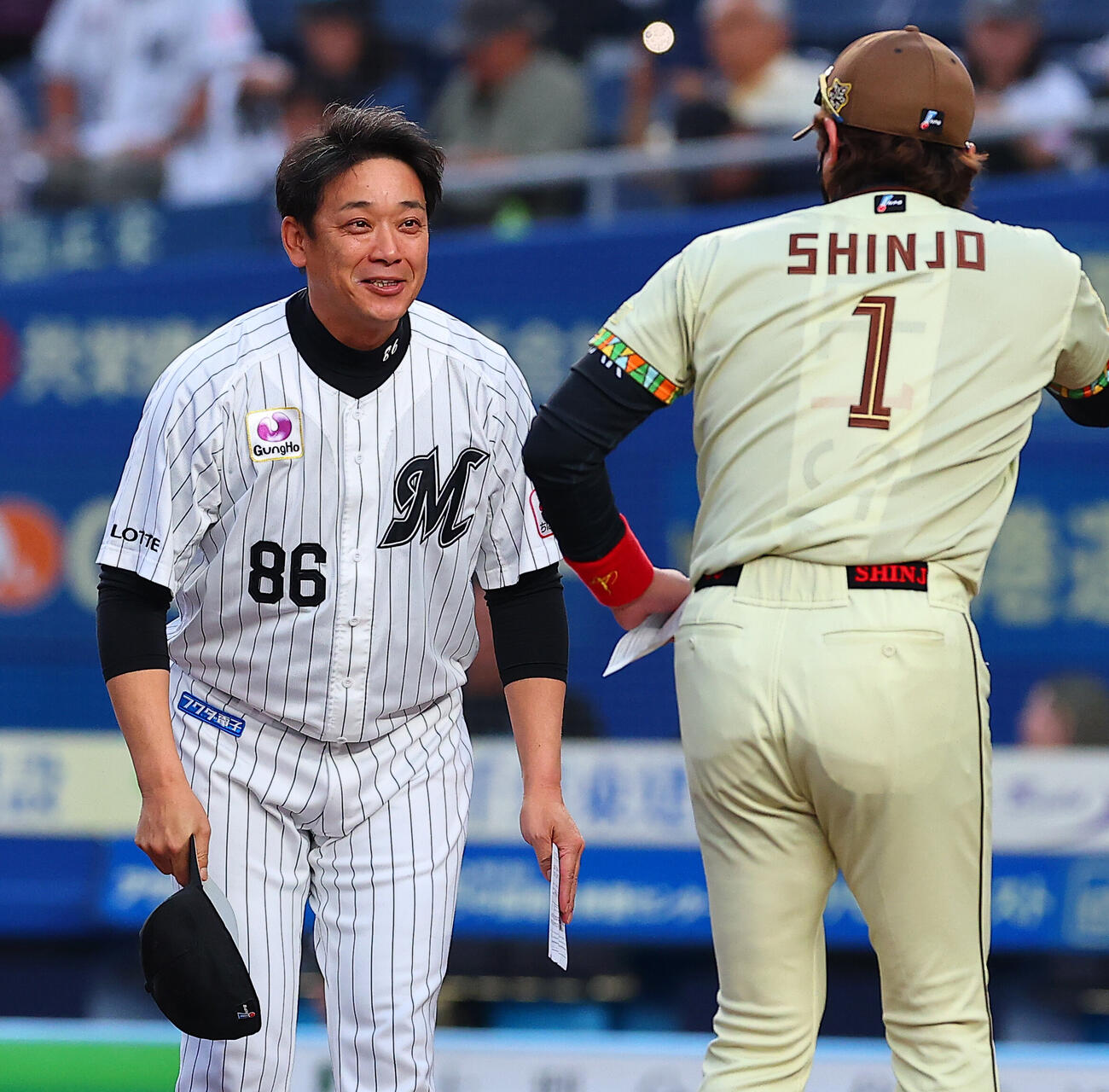 ロッテ対日本ハム　メンバー表の最終確認で笑顔をみせるロッテのサブロー監督（撮影・野上伸悟）