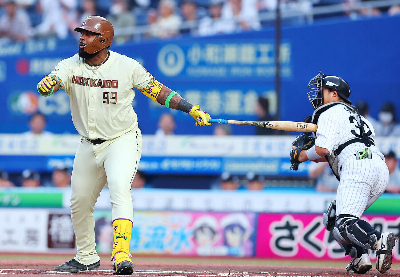 ロッテ対日本ハム　1回表日本ハム2死、空振り三振に倒れるフランミル・レイエス（撮影・野上伸悟）