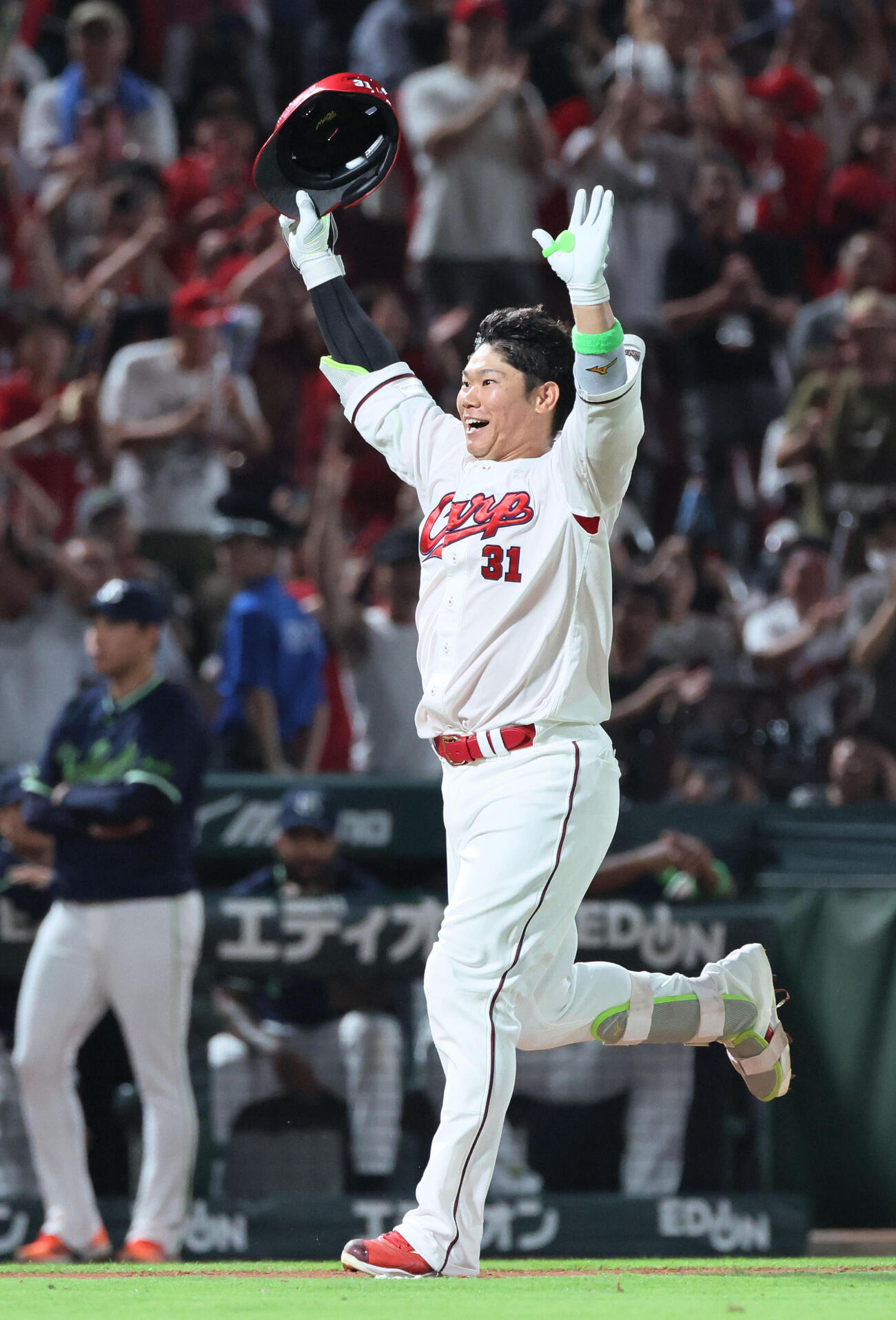 広島対ヤクルト　9回裏広島無死一塁、サヨナラの右越え2点本塁打を放った坂倉将吾は大喜び（撮影・加藤孝規）