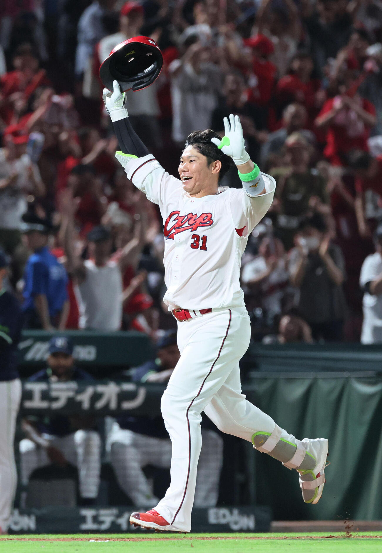広島対ヤクルト　9回裏広島無死一塁、サヨナラの右越え2点本塁打を放った坂倉将吾は大喜び（撮影・加藤孝規）