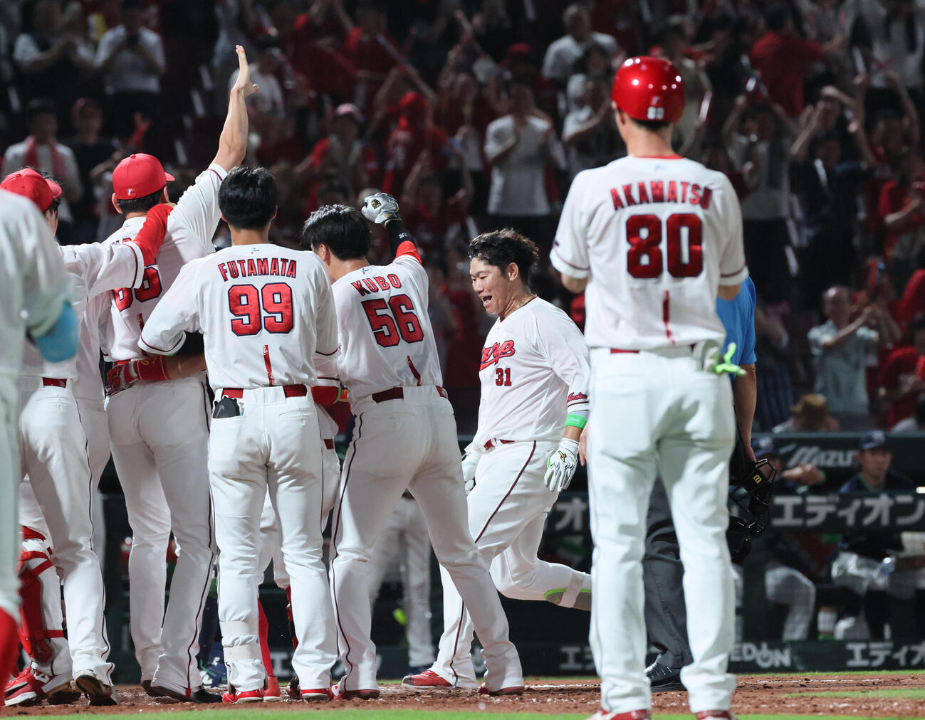 広島対ヤクルト　9回裏広島無死一塁、サヨナラの右越え2点本塁打を放った坂倉将吾（右から2人目）は歓喜の輪の中へ（撮影・加藤孝規）
