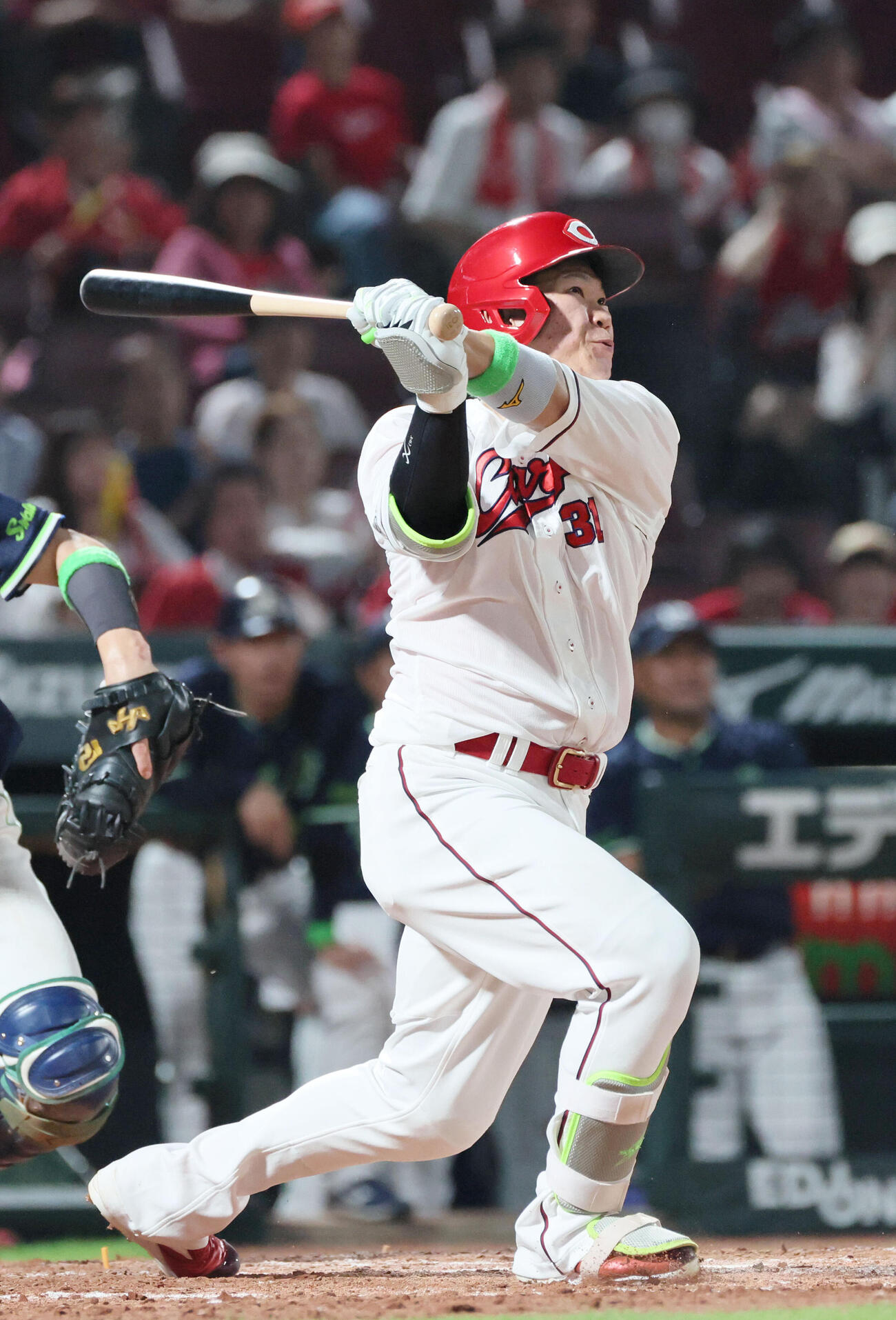 広島対ヤクルト　9回裏広島無死一塁、坂倉将吾はサヨナラの右越え2点本塁打を放つ（撮影・加藤孝規）