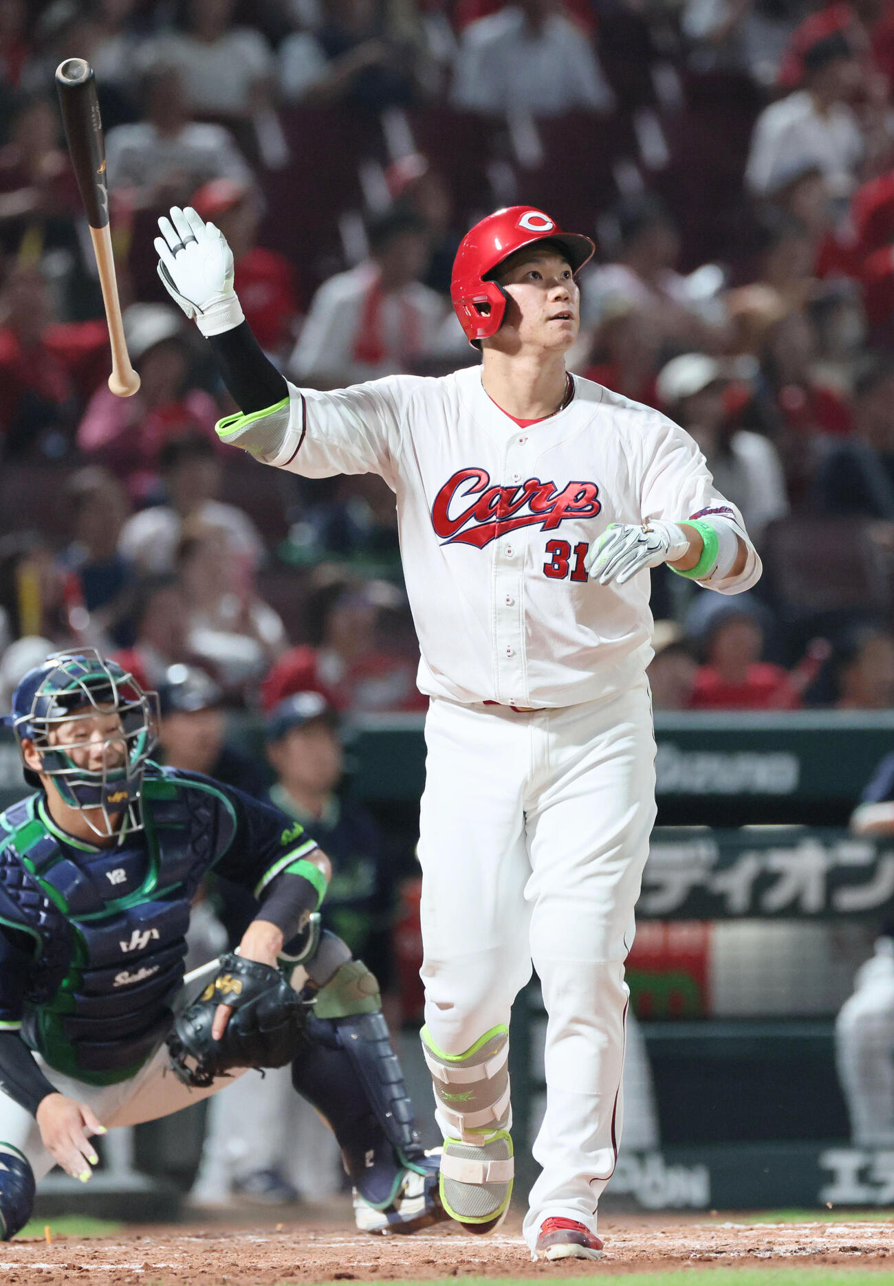 広島対ヤクルト　9回裏広島無死一塁、坂倉将吾はサヨナラの右越え2点本塁打を放つ（撮影・加藤孝規）