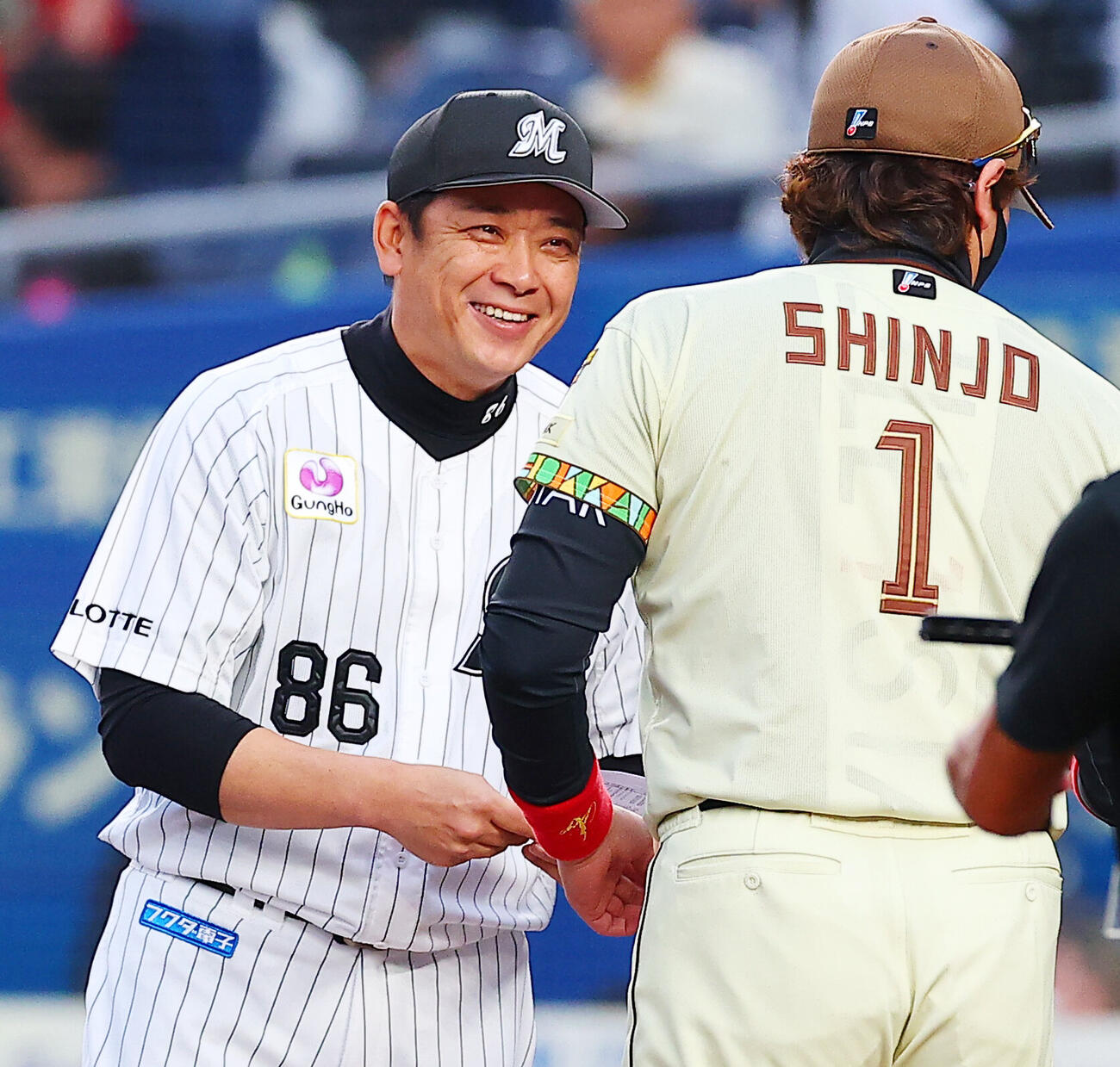 ロッテ対日本ハム　メンバー表の最終確認で笑顔をみせるロッテのサブロー監督（撮影・野上伸悟）