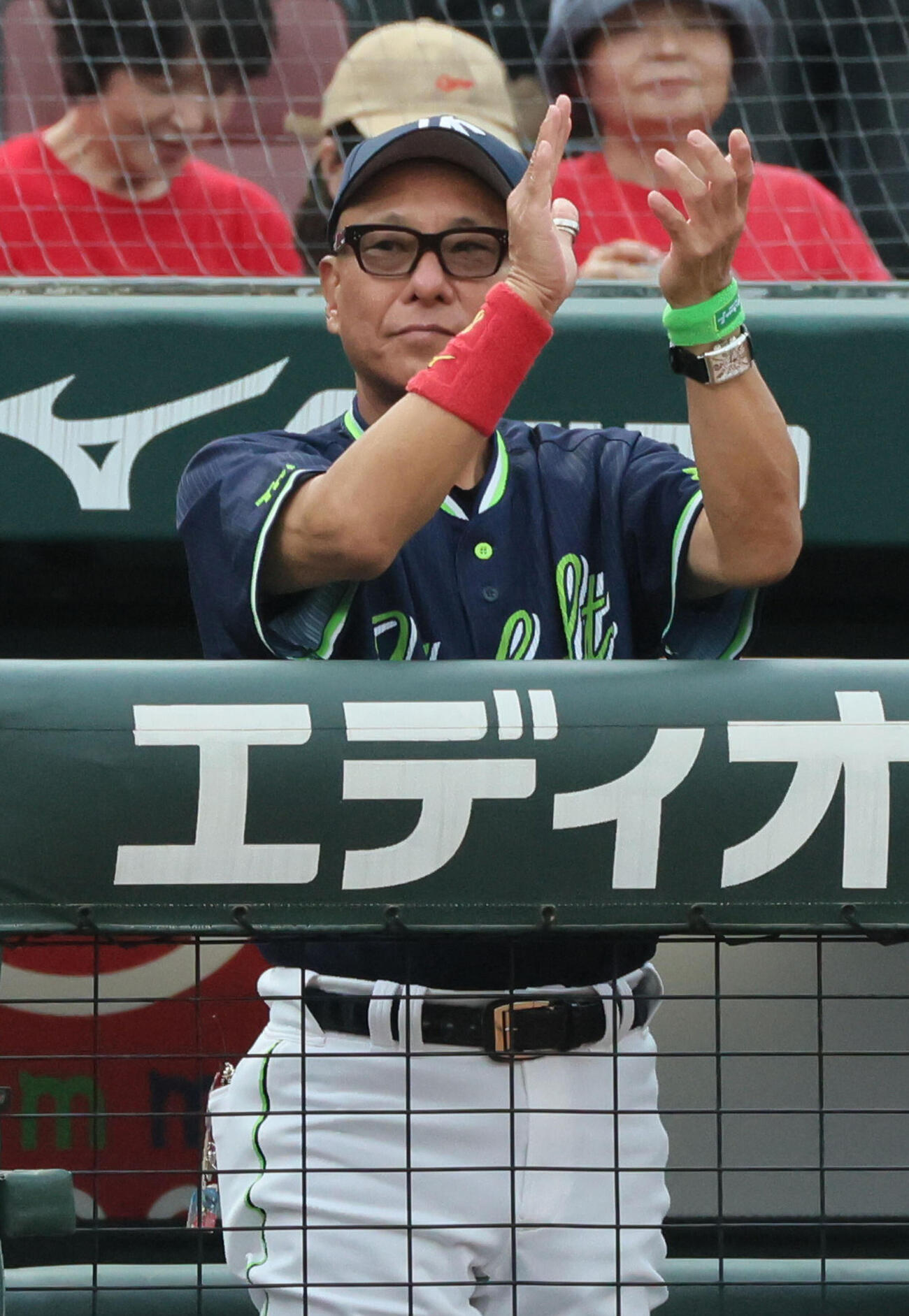 広島対ヤクルト　2回表ヤクルト1死二、三塁、岩田幸宏の先制2点中前適時打を喜ぶヤクルト池山隆寛監督（撮影・加藤孝規）