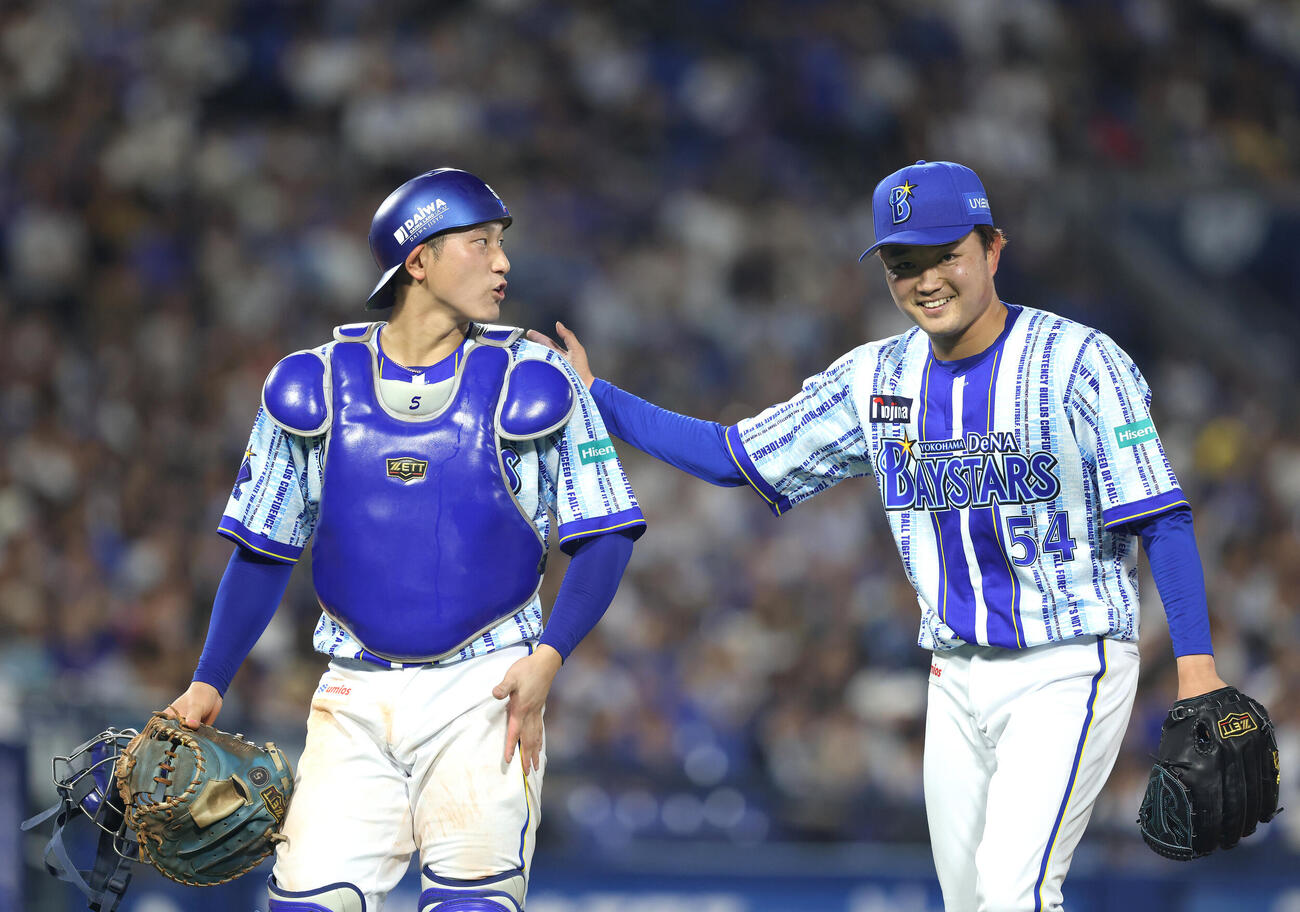 DeNA対中日　5回表を抑え、松尾汐恩（左）を迎える石田裕太郎（撮影・河田真司）
