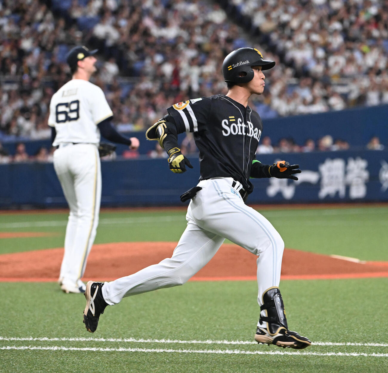 オリックス対ソフトバンク　2回表ソフトバンク1死一、三塁、右前適時打を放つ柳町達（撮影・和賀正仁）＝2026年7月7日、京セラ　