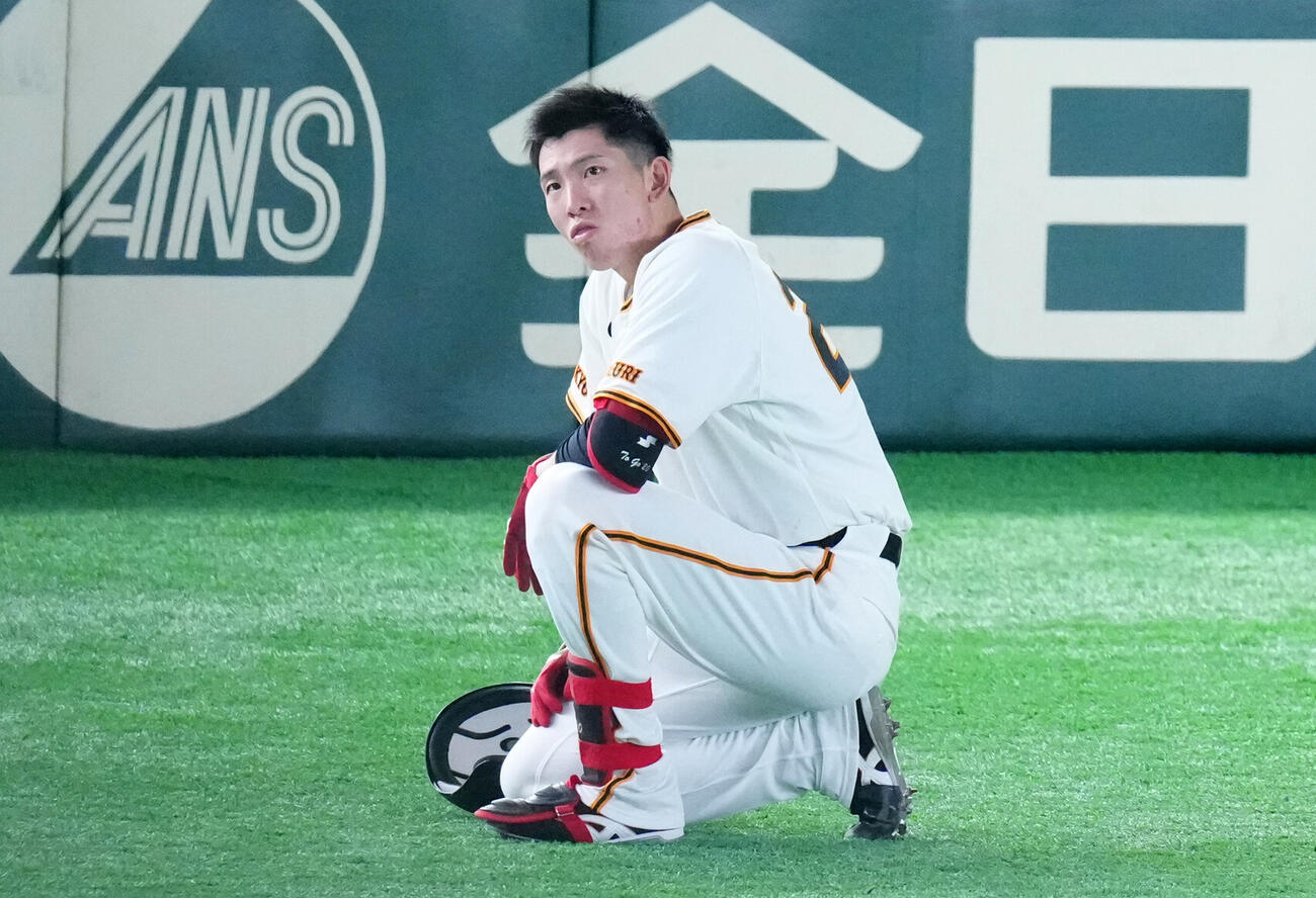 巨人対阪神　5回裏、負傷した巨人戸郷翔征（撮影・江口和貴）