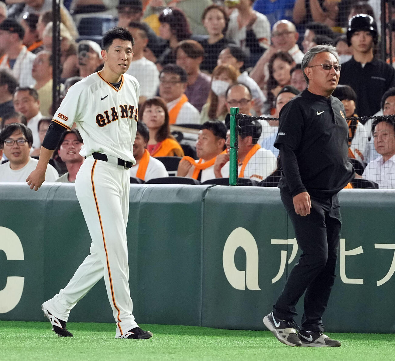 巨人対阪神　5回裏、打席に立った巨人先発の戸郷翔征アクシデントに見舞わる（撮影・たえ見朱実）