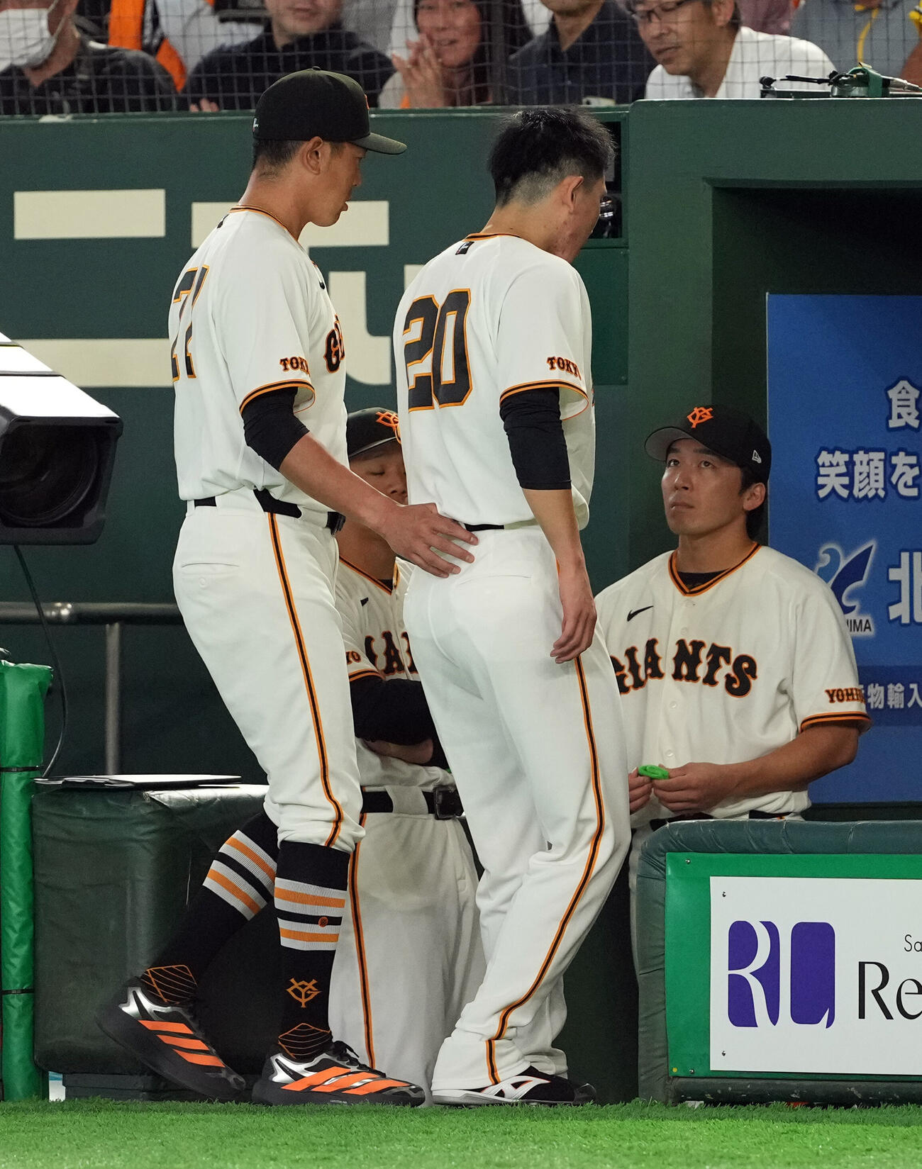 巨人対阪神　5回裏、打席に立った巨人先発の戸郷翔征アクシデントに見舞わる（撮影・たえ見朱実）