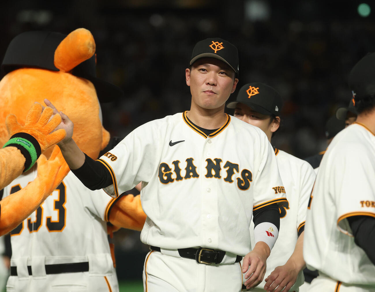 巨人対阪神　勝利しナインとタッチを交わす坂本勇人（撮影・増田悦実）
