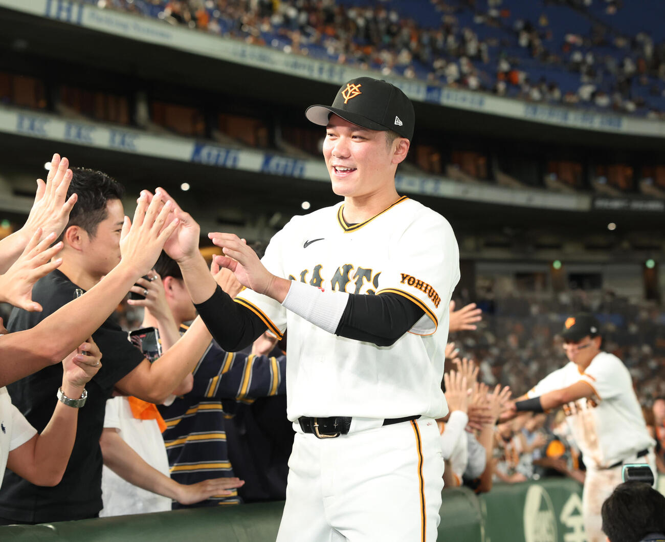 巨人対阪神　ヒーローとなり観客とタッチを交わす坂本勇人（撮影・増田悦実）