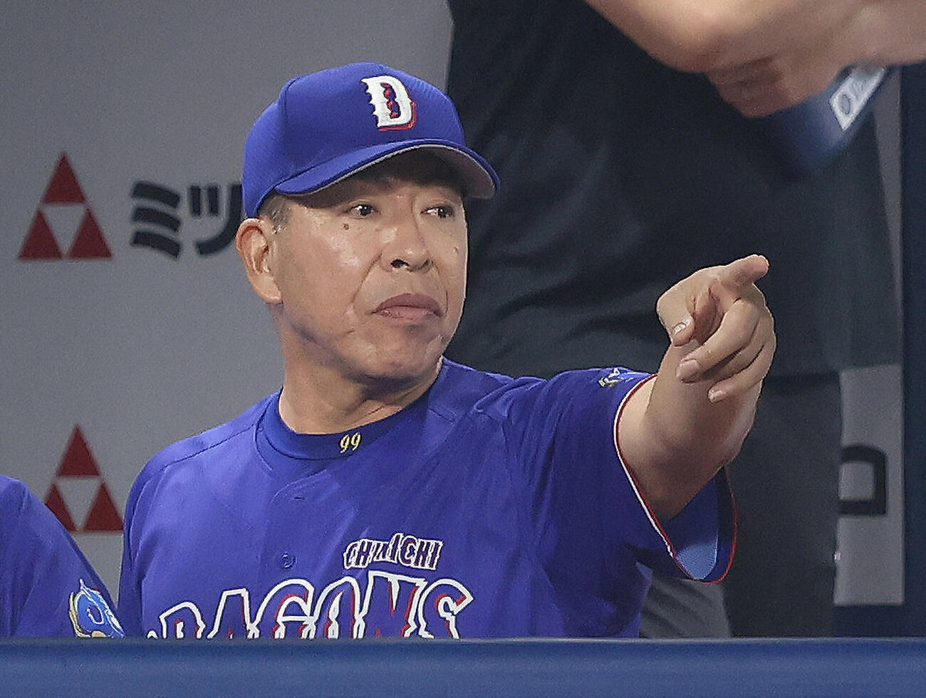 DeNA対中日　6回裏、戦況を見守る井上一樹監督（撮影・河田真司）