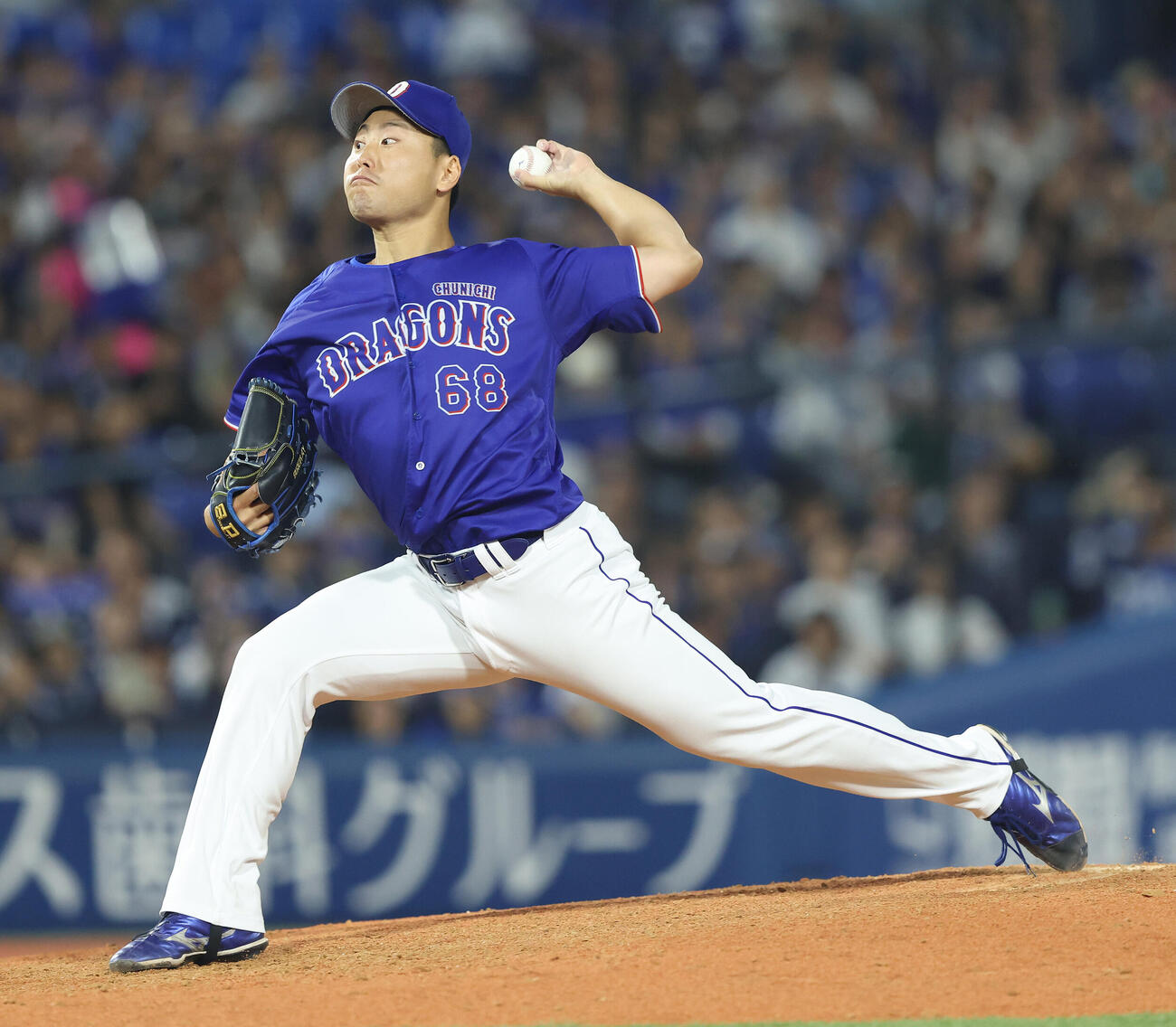 DeNA対中日　8回裏DeNA1死二、三塁、力投する牧野憲伸（撮影・河田真司）