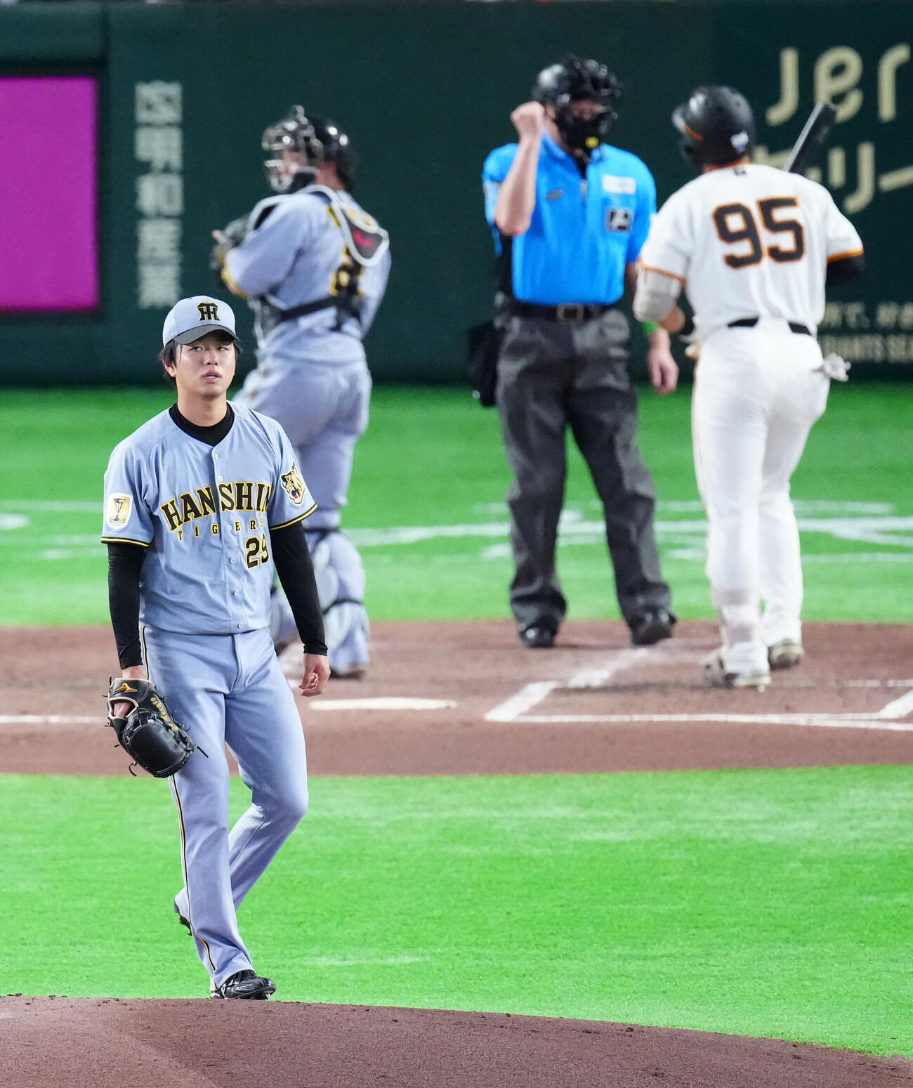 巨人対阪神　3回裏巨人無死、笹原操希（後方右）から空振り三振を奪った高橋遥人（撮影・江口和貴）