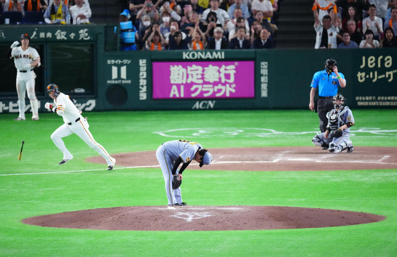 巨人対阪神　7回裏巨人2死満塁、代打坂本勇人に逆転の3点適時二塁打を浴び肩を落とす高橋遥人（撮影・江口和貴）