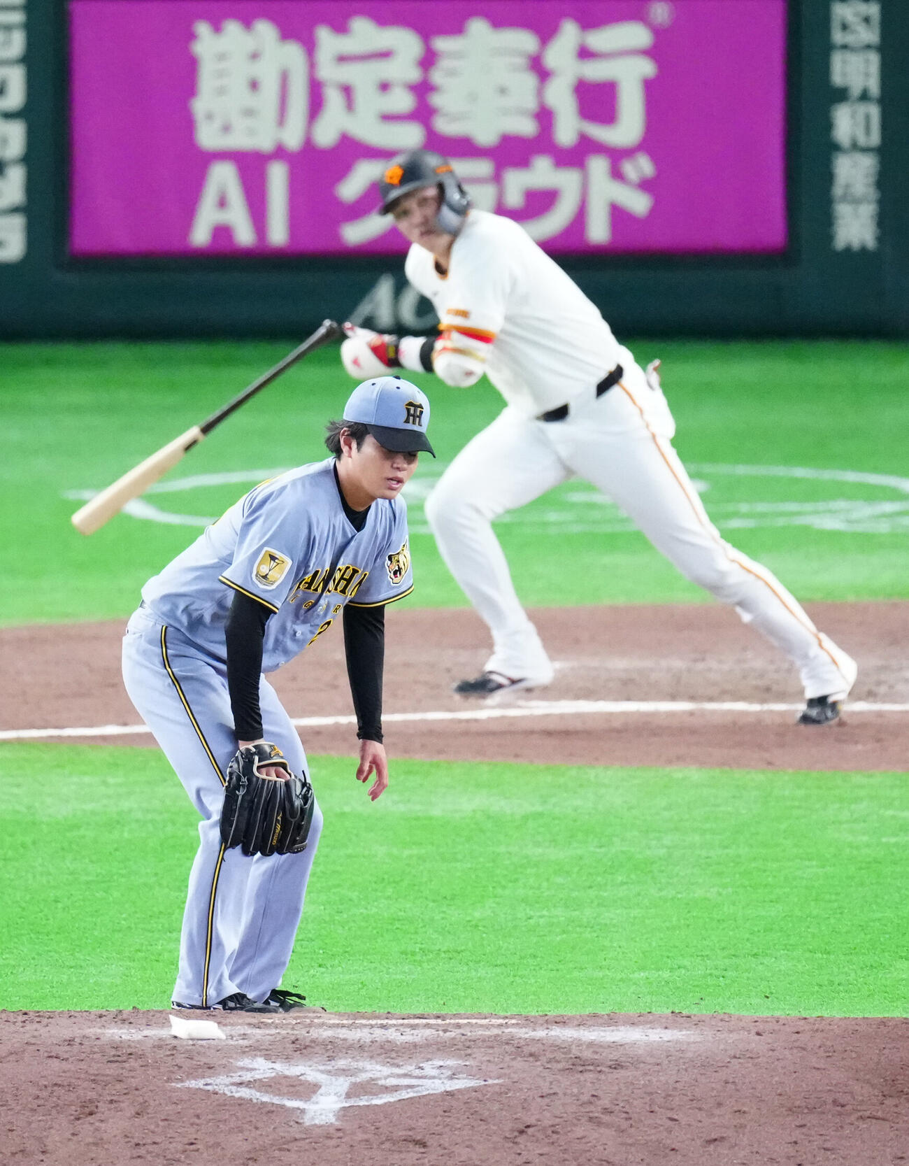巨人対阪神　7回裏巨人2死満塁、代打坂本勇人（後方）に3点適時二塁打を浴びる高橋遥人（撮影・江口和貴）
