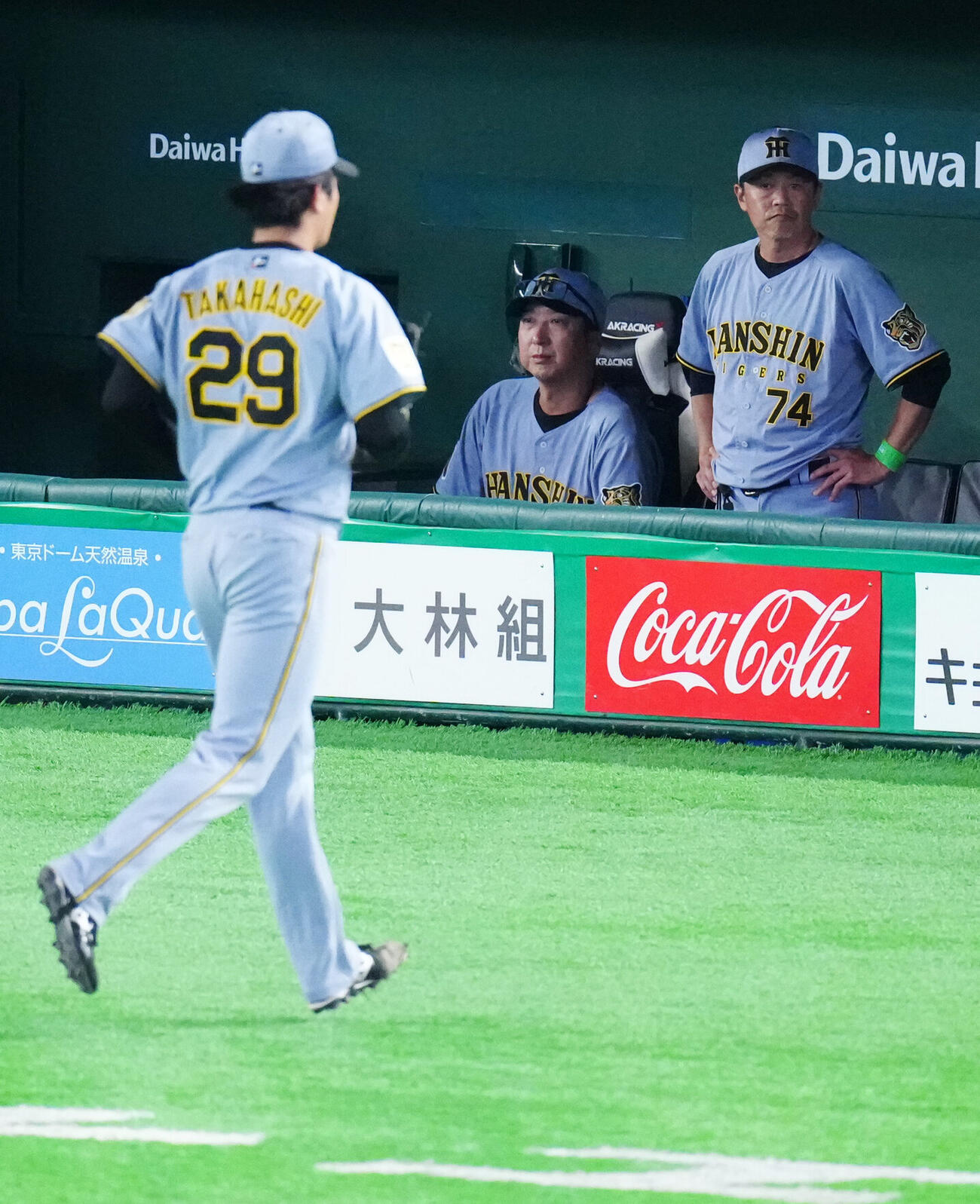 巨人対阪神　7回裏途中で阪神先発高橋遥人（手前）が降板し、ベンチから見つめる藤川球児監督（後方左）（撮影・江口和貴）