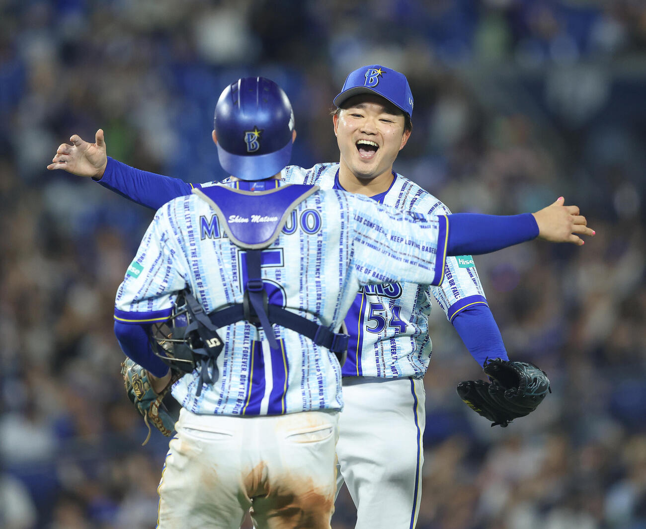 DeNA対中日　完封勝利のDeNA石田裕太郎は、捕手松尾汐恩（左）と抱き合って喜ぶ（撮影・河田真司）