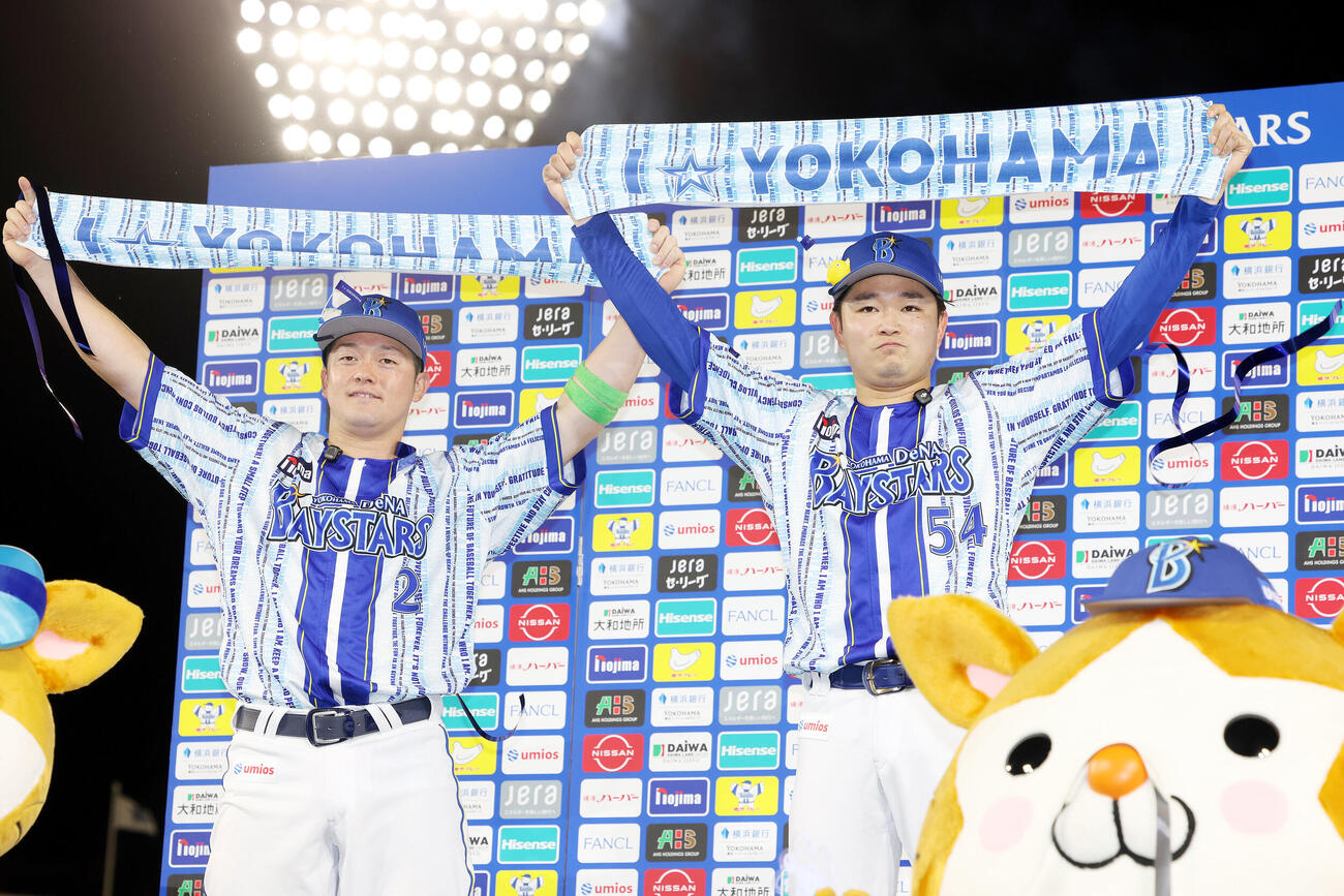 DeNA対中日　お立ち台で写真に納まる牧秀悟（左）と石田裕太郎（撮影・河田真司）