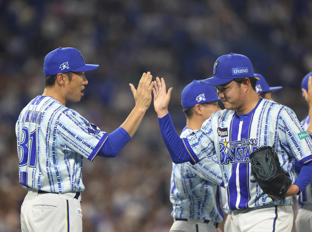 DeNA対中日　中日に勝利し、石田裕太郎（右）らナインを迎える相川亮二監督（撮影・河田真司）