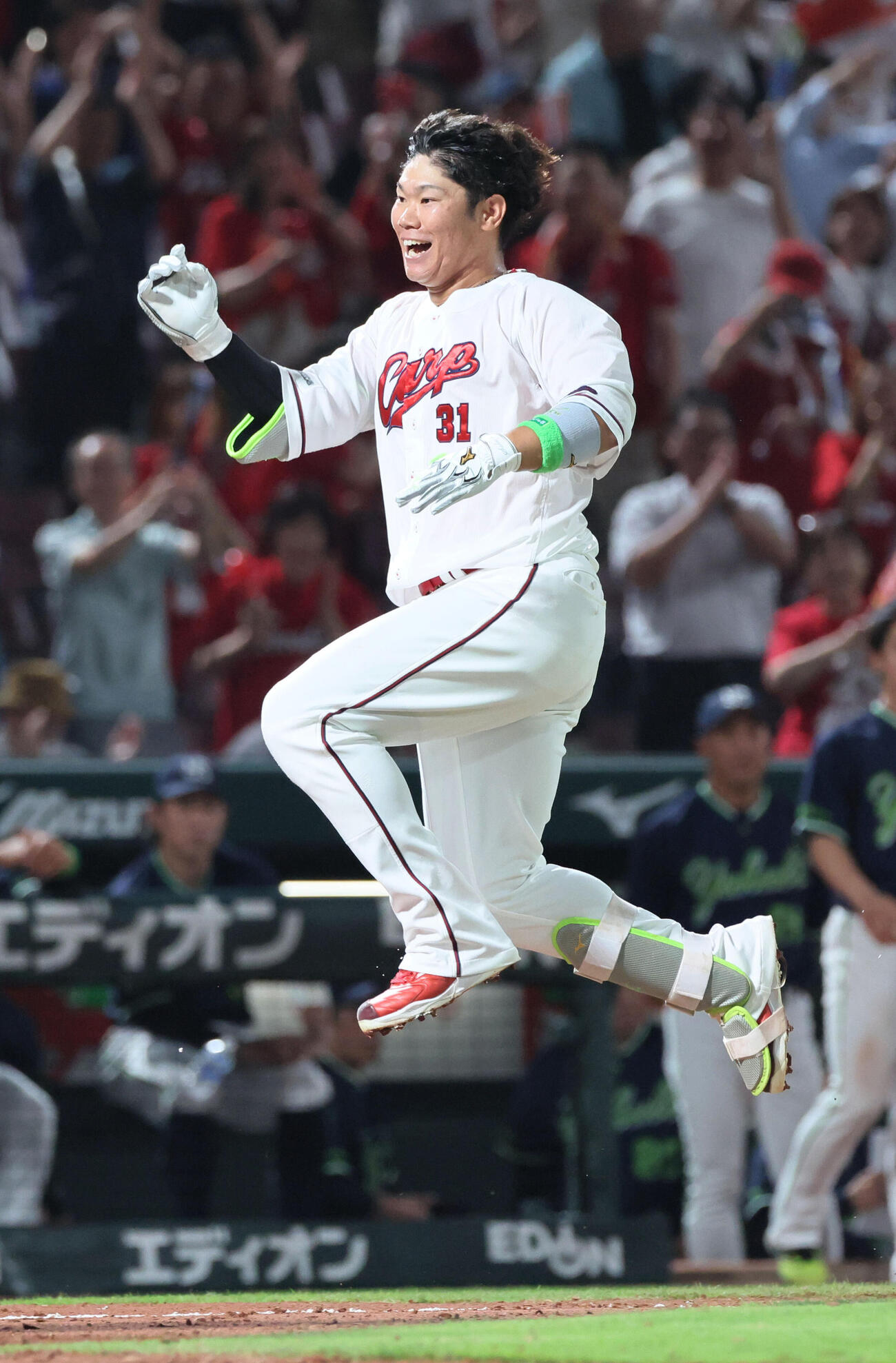 広島対ヤクルト　9回裏広島無死一塁、サヨナラ2点本塁打を放った坂倉将吾は大ジャンプして生還（撮影・加藤孝規）