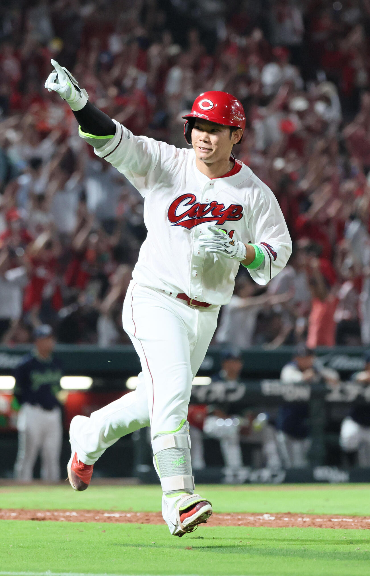 広島対ヤクルト　9回裏広島無死一塁、坂倉将吾はサヨナラの右越え2点本塁打を放つ（撮影・加藤孝規）