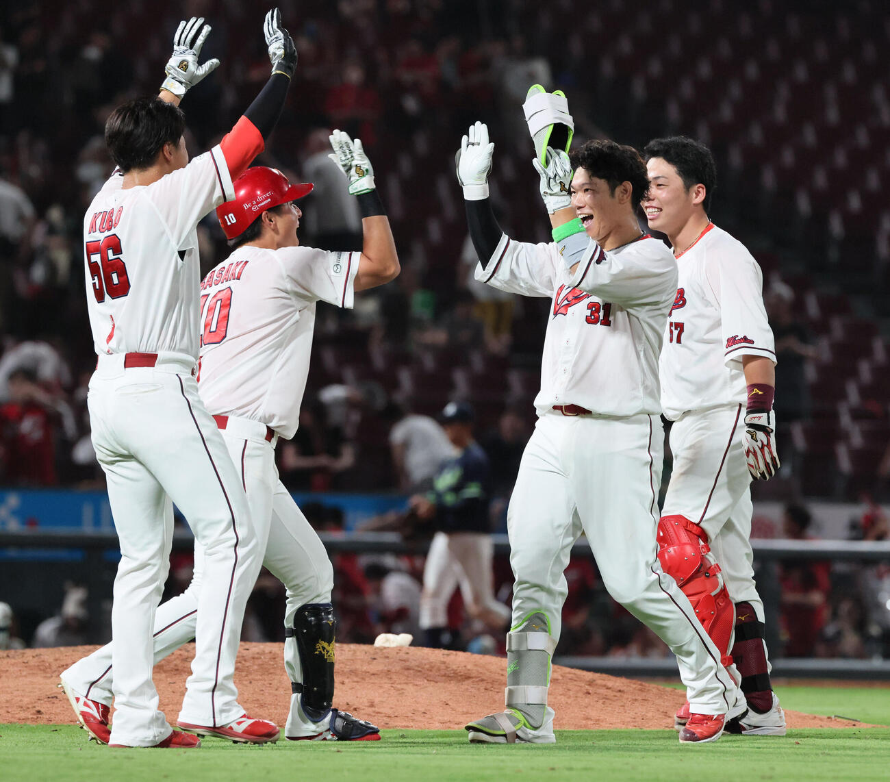 広島対ヤクルト　9回裏広島無死一塁、サヨナラの右越え2点本塁打を放った坂倉将吾（右から2人目）はチームメートと大喜び（撮影・加藤孝規）