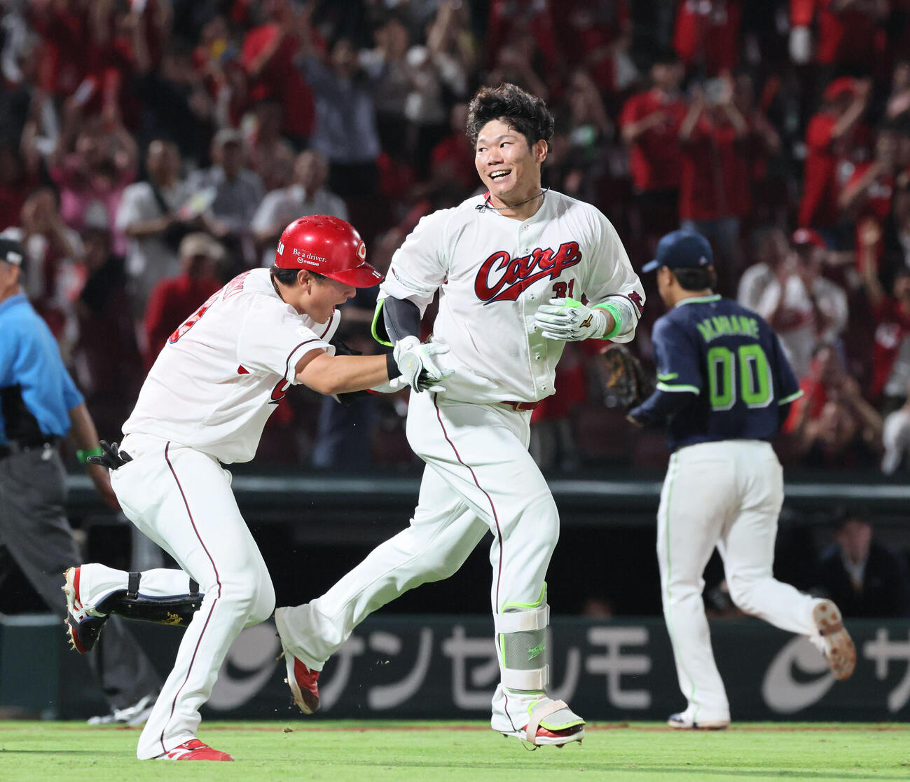 広島対ヤクルト　9回裏広島無死一塁、サヨナラの右越え2点本塁打を放った坂倉将吾（右）はチームメートと大喜び（撮影・加藤孝規）
