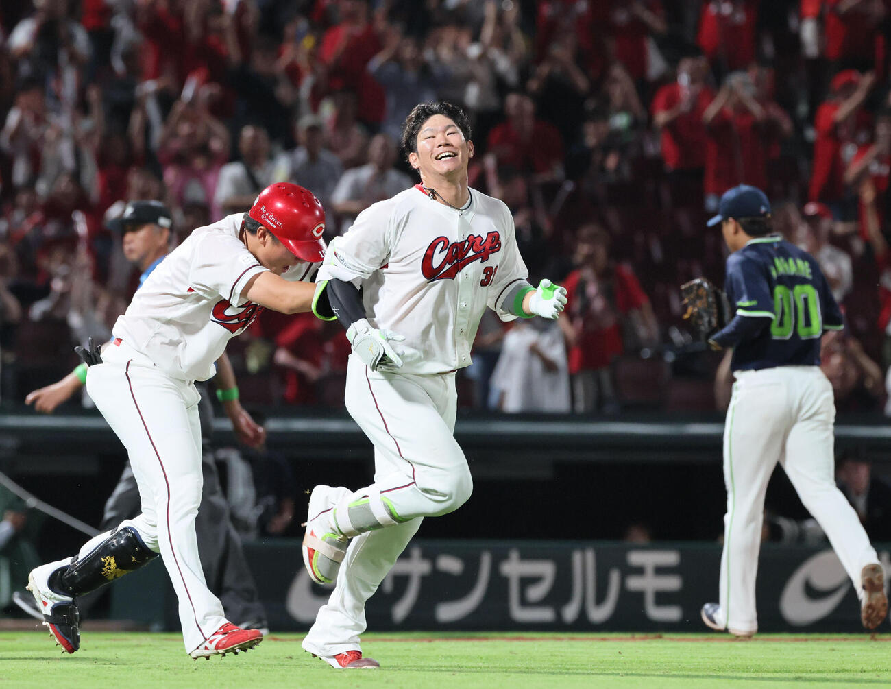 広島対ヤクルト　9回裏広島無死一塁、サヨナラの右越え2点本塁打を放った坂倉将吾（中央はチームメートと大喜び（撮影・加藤孝規）