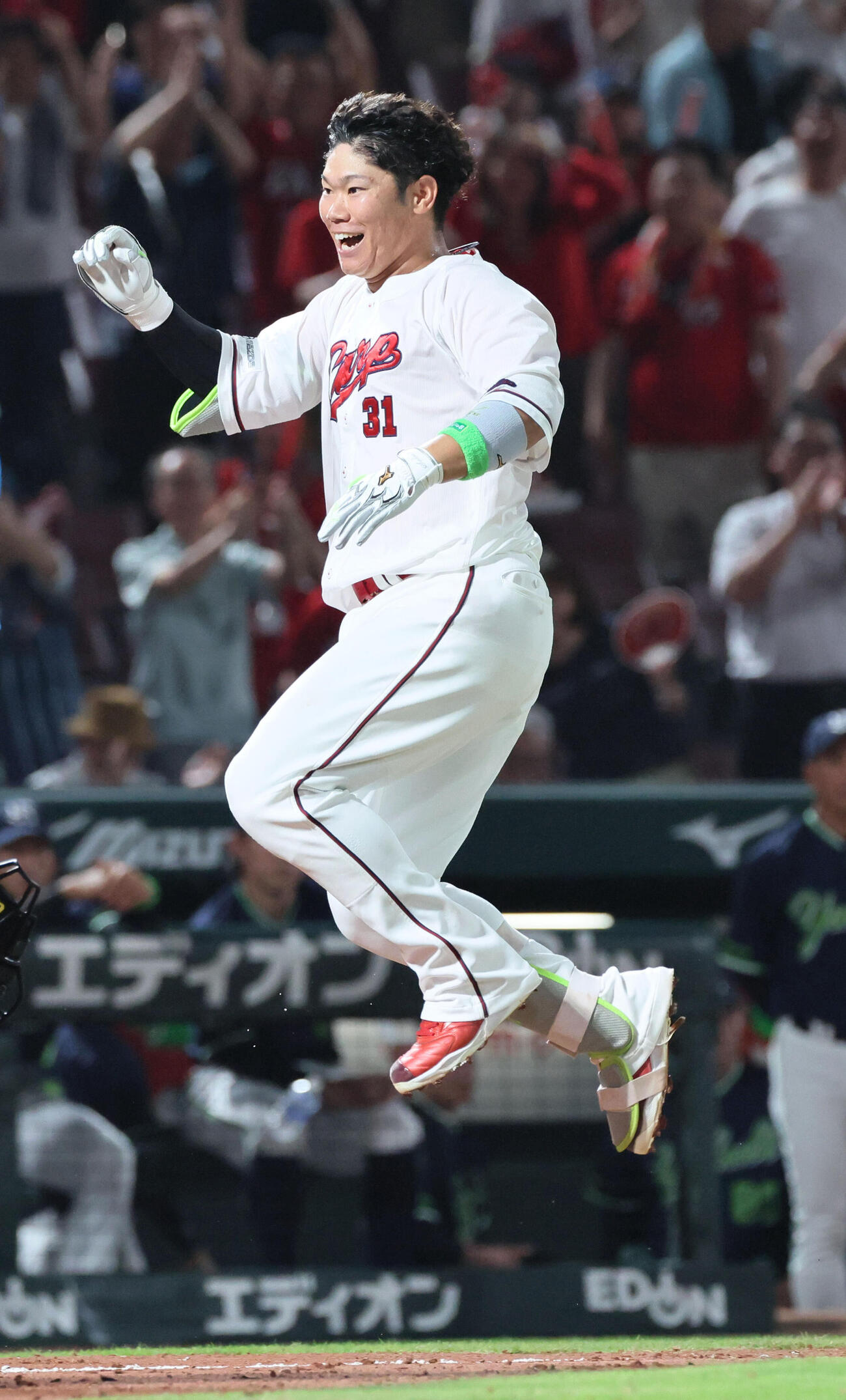 広島対ヤクルト　9回裏広島無死一塁、サヨナラの右越え2点本塁打を放った坂倉将吾は大喜び（撮影・加藤孝規）