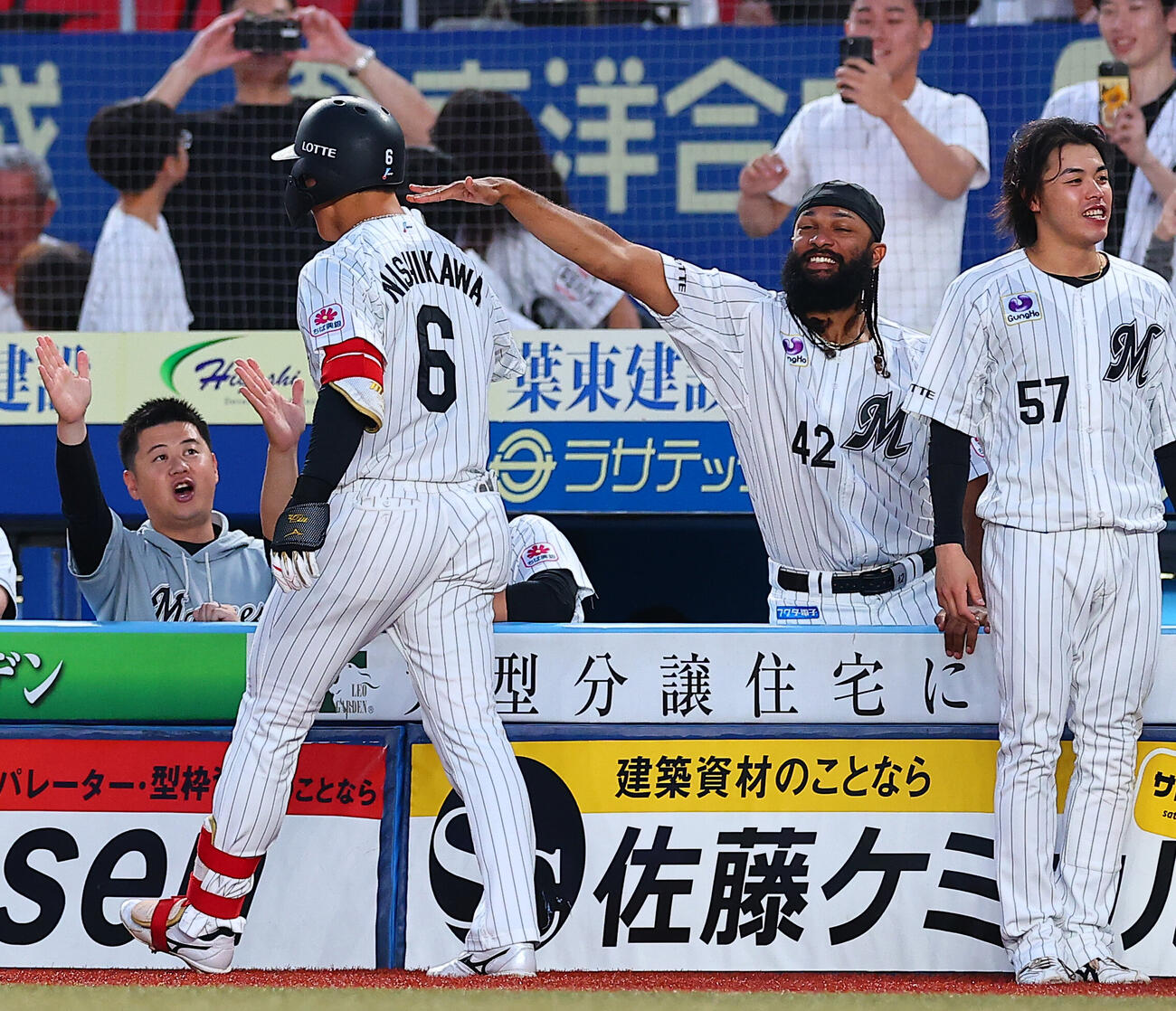 ロッテ対日本ハム　3回裏ロッテ1死、先制満塁本塁打を放ちアンドレ・ジャクソンらに迎えられる西川史礁（撮影・野上伸悟）